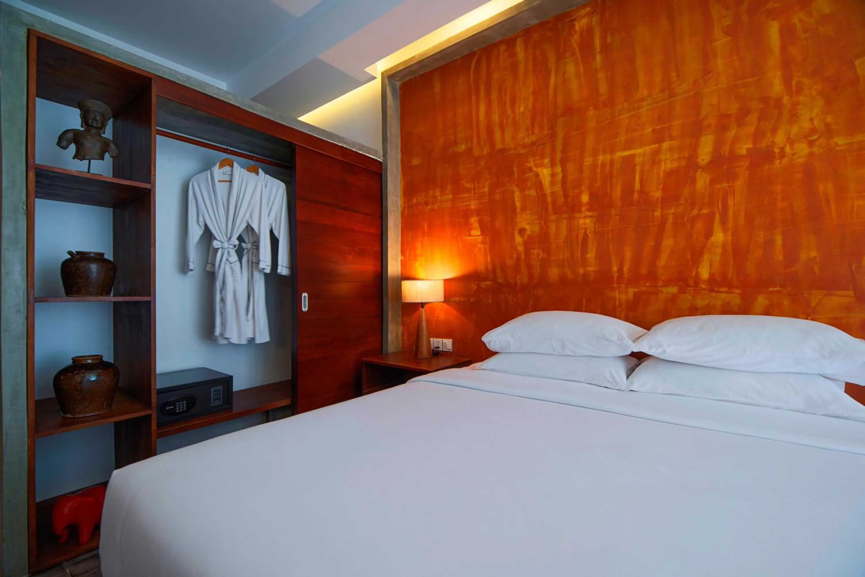 Bedroom, Bed in Silver Urban