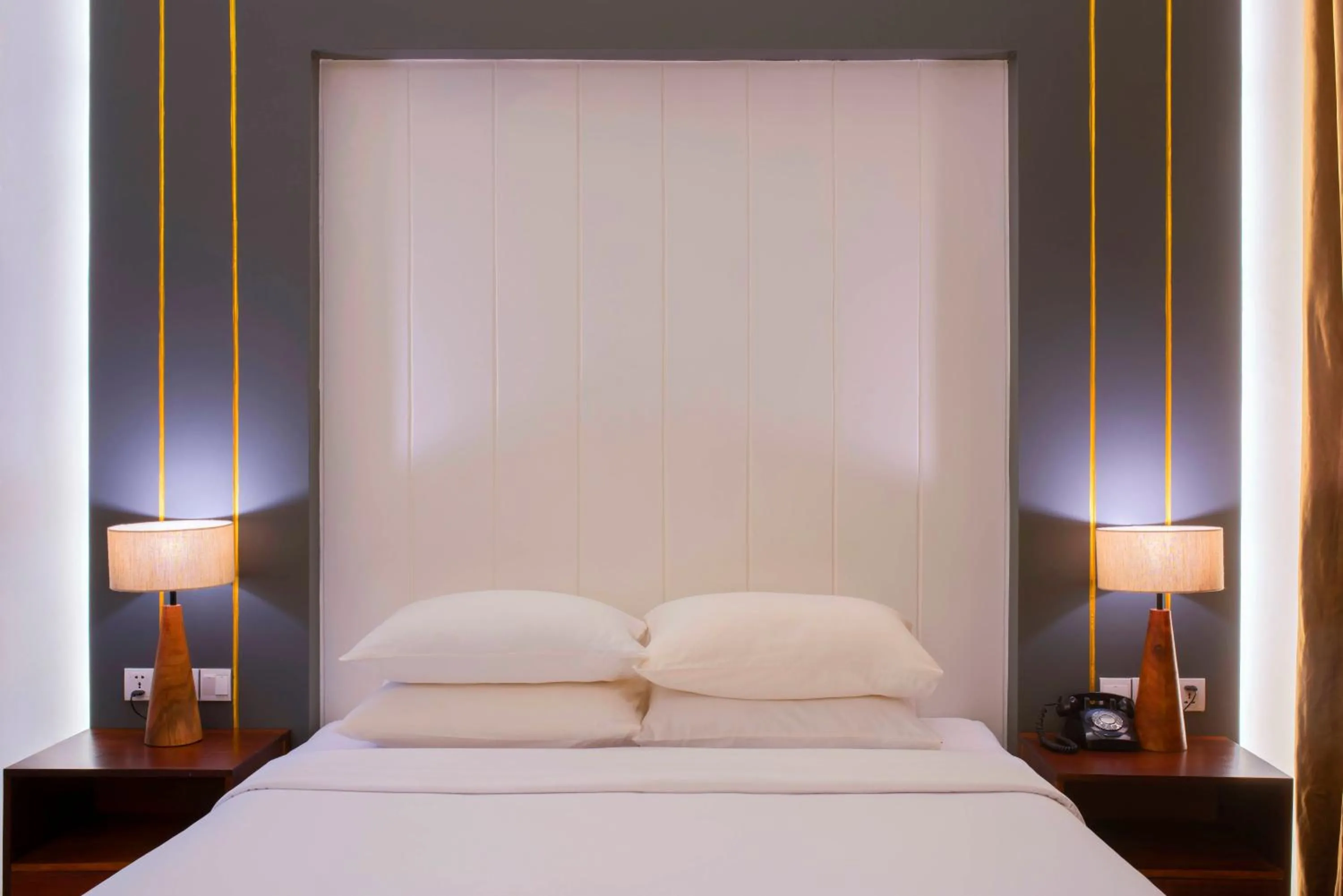 Bedroom, Bed in Silver Urban