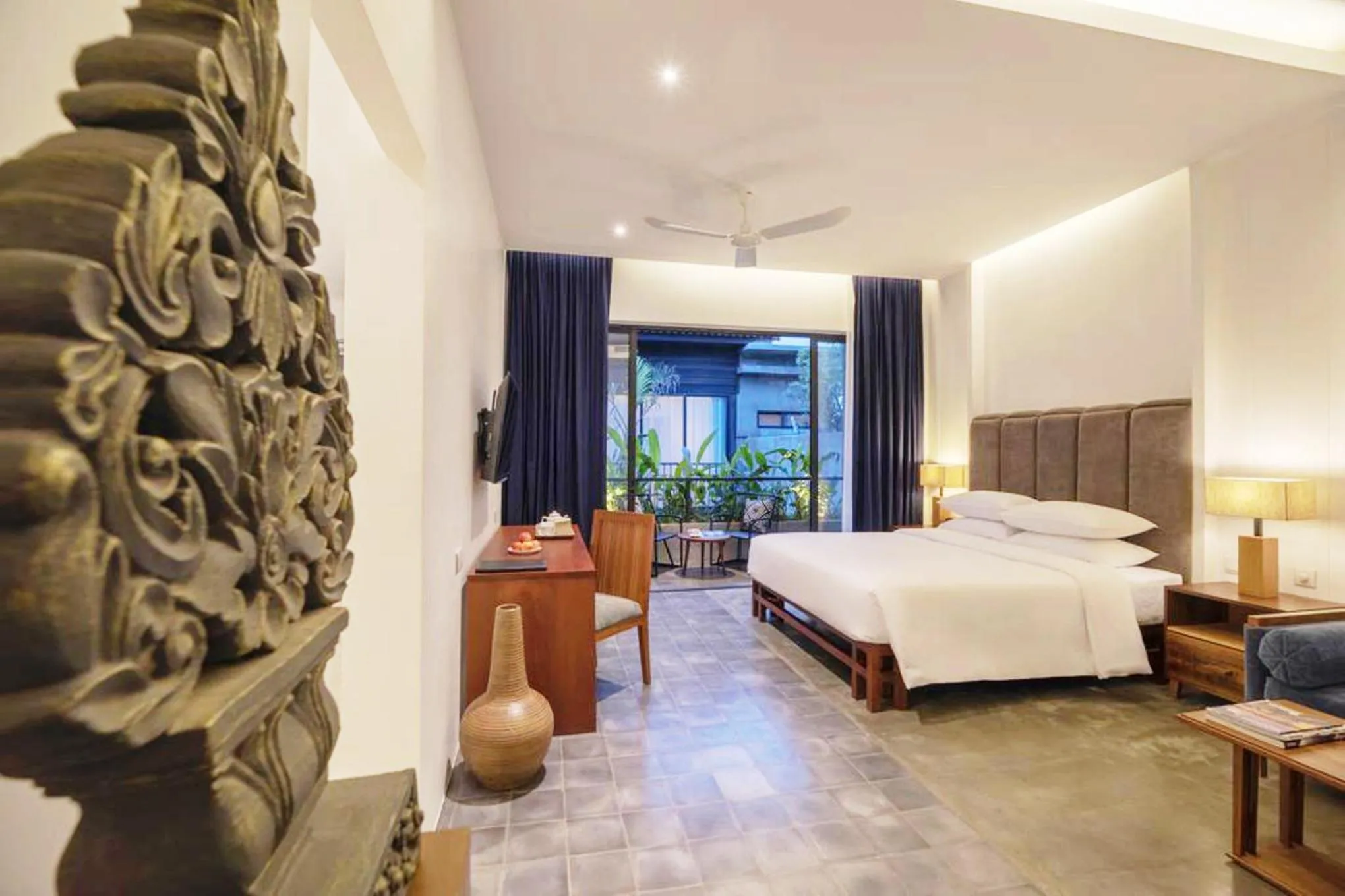 Bedroom, Bed in Silver Urban