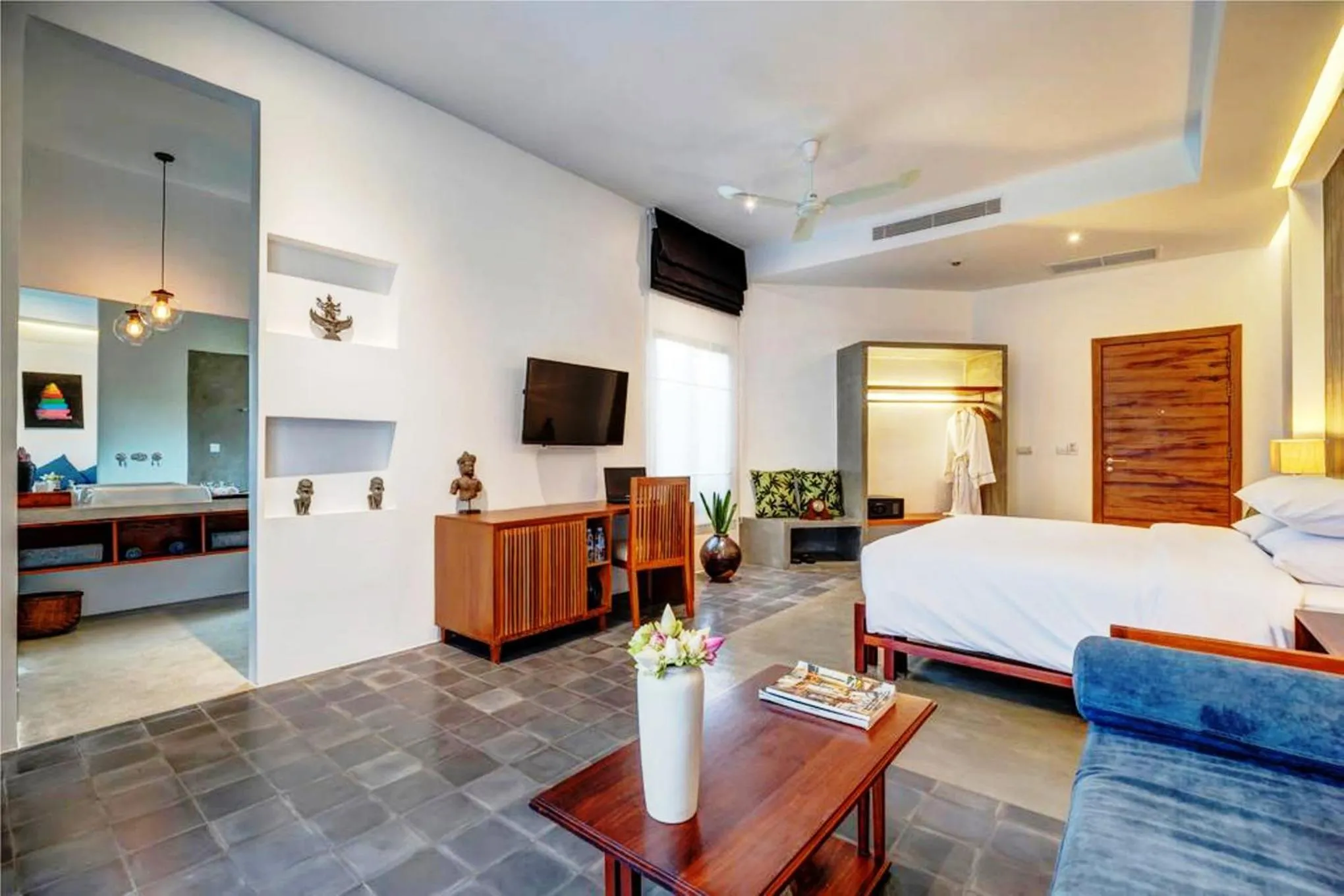 Bedroom, Bed in Silver Urban
