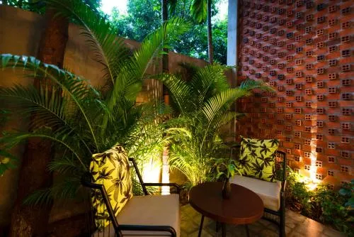 Garden in Silver Urban