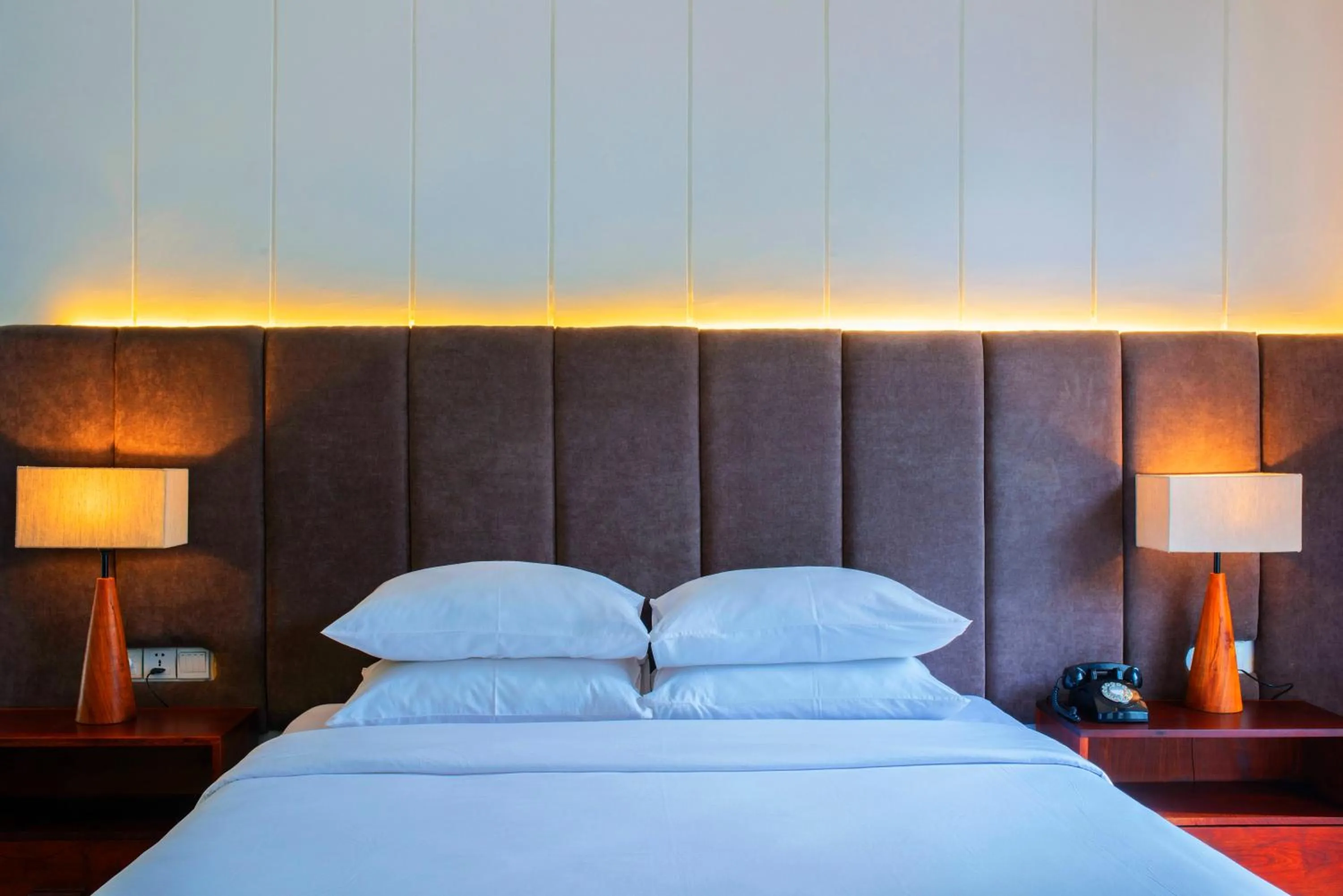Bedroom, Bed in Silver Urban