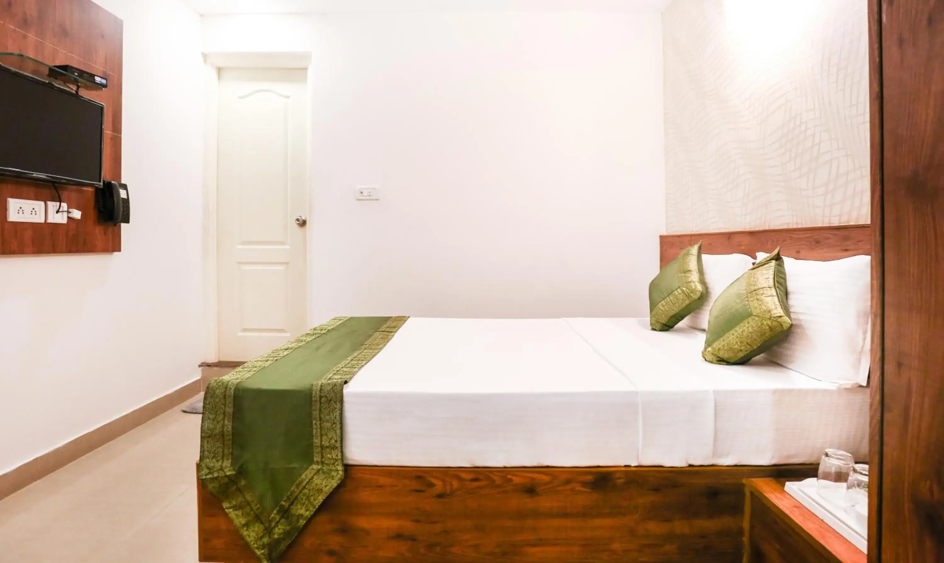 Bedroom, Bed in Treebo Comforts Inn, University Road Deralakatte Bedroom, Bed in Treebo Comforts Inn, University Road Deralakatte