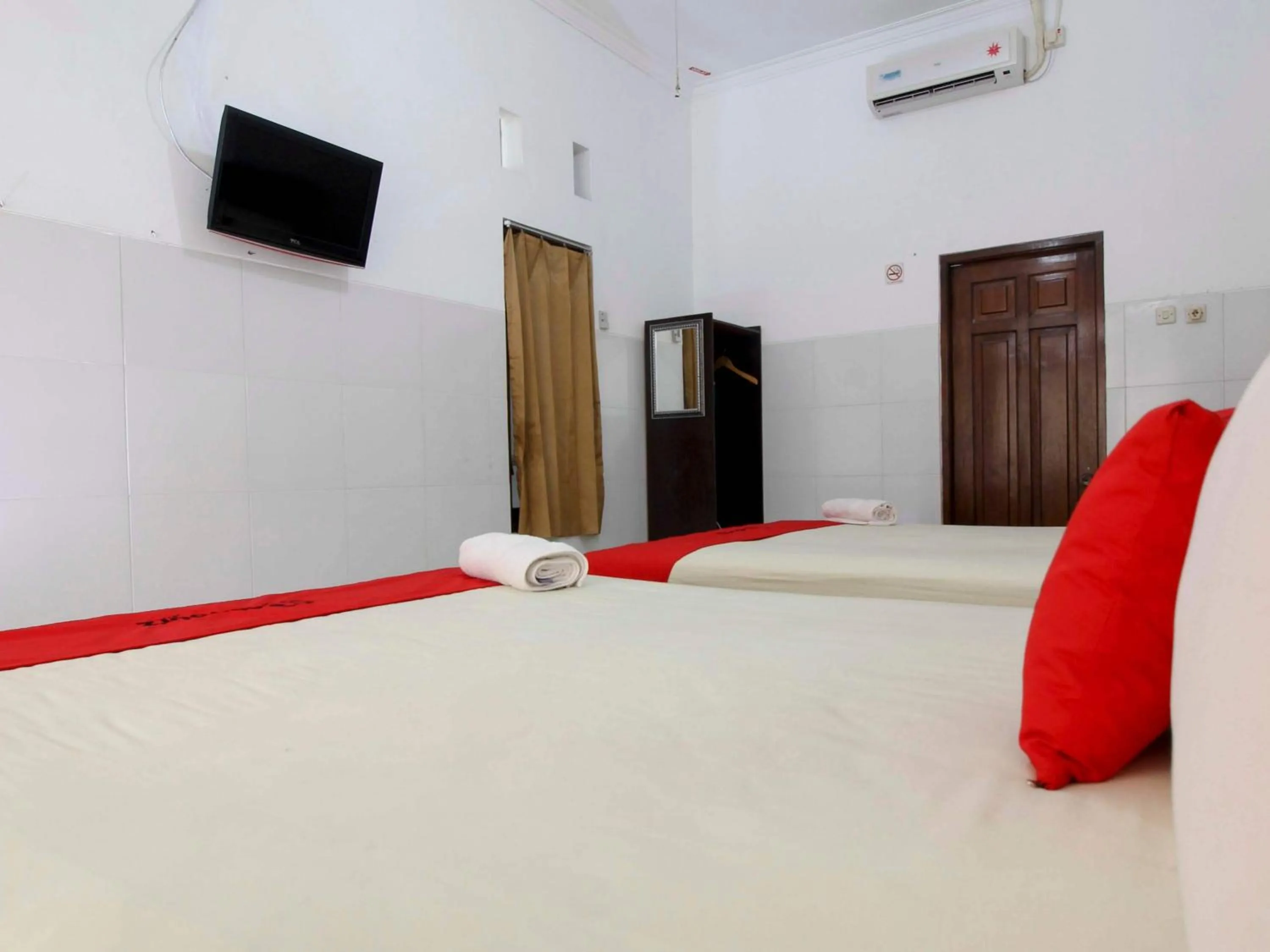 Bedroom, Bed in RedDoorz @ Seturan Raya