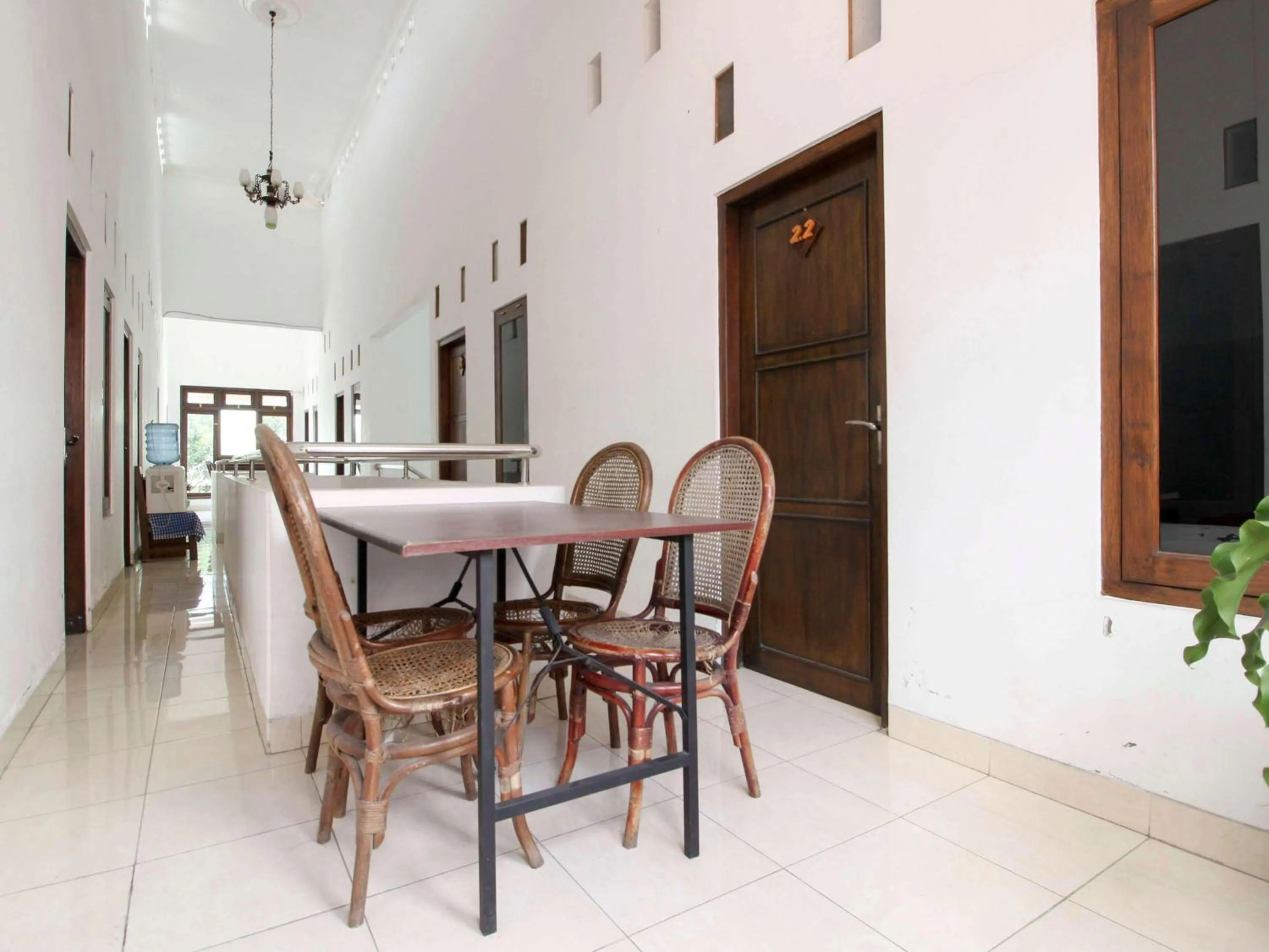 Seating area in RedDoorz @ Seturan Raya