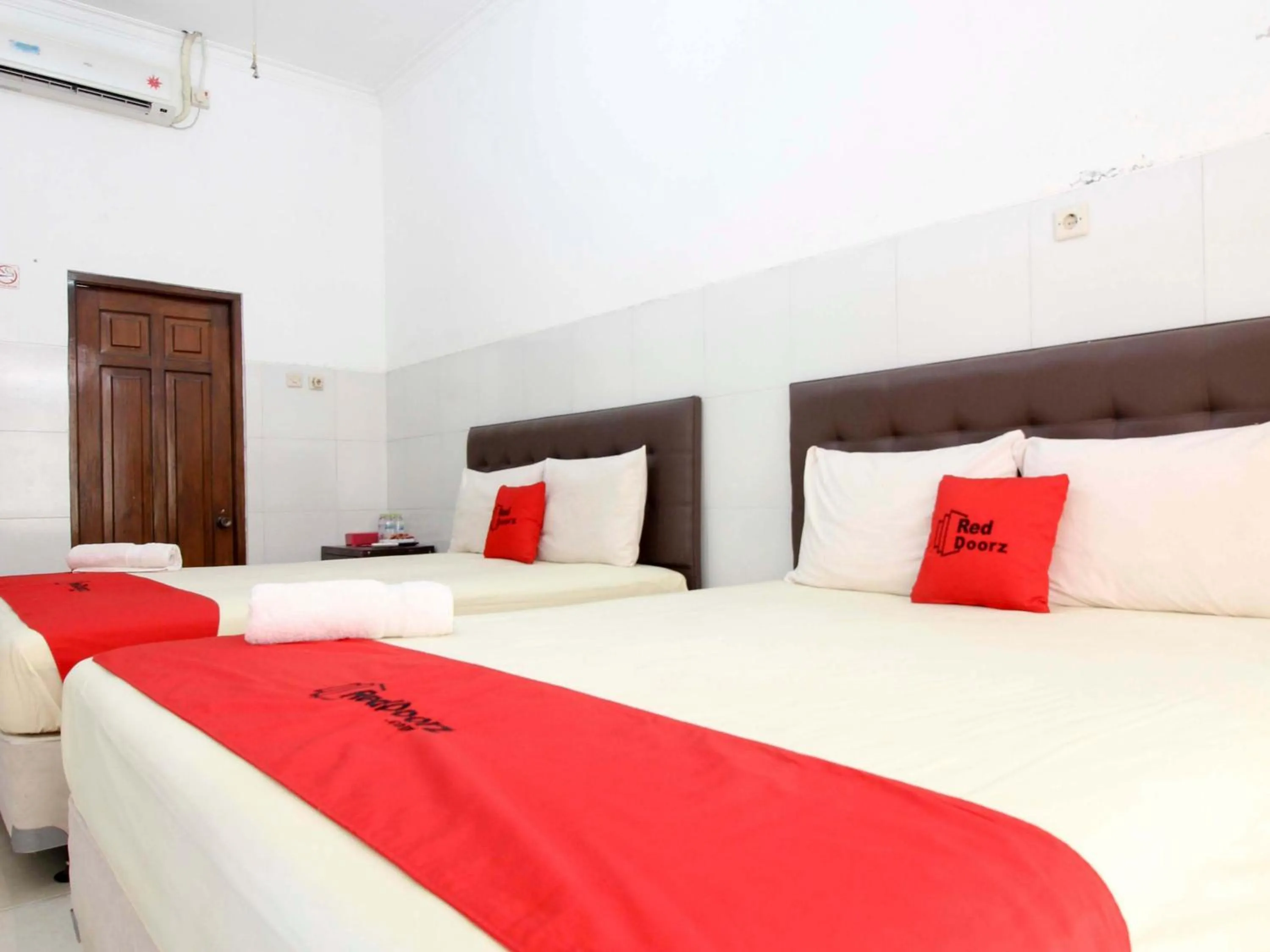 Bedroom, Bed in RedDoorz @ Seturan Raya