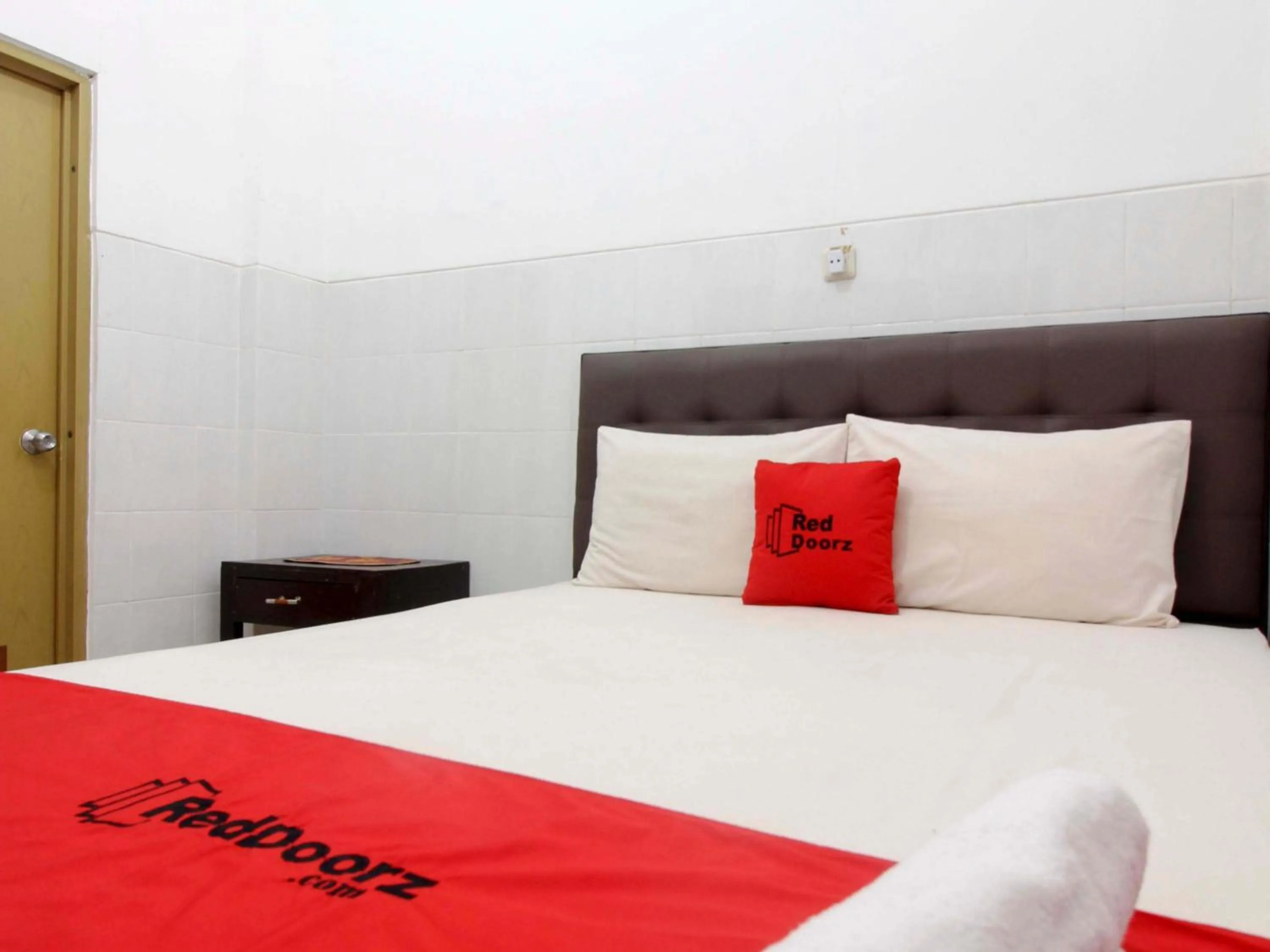 Bedroom, Bed in RedDoorz @ Seturan Raya