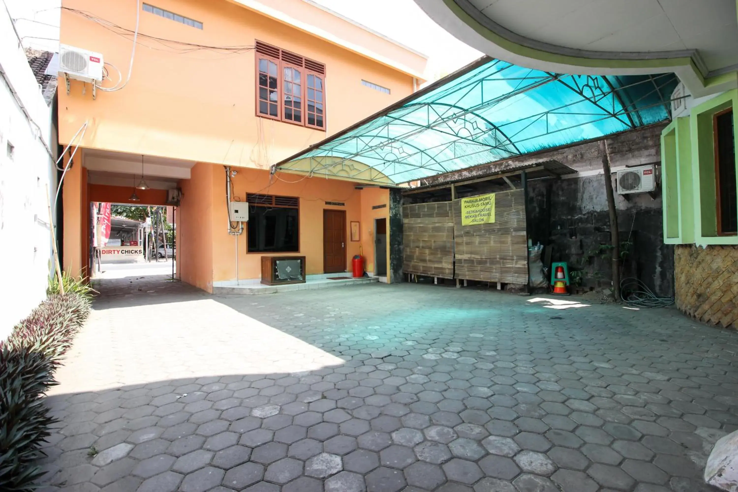 Property building in RedDoorz @ Seturan Raya Property building in RedDoorz @ Seturan Raya