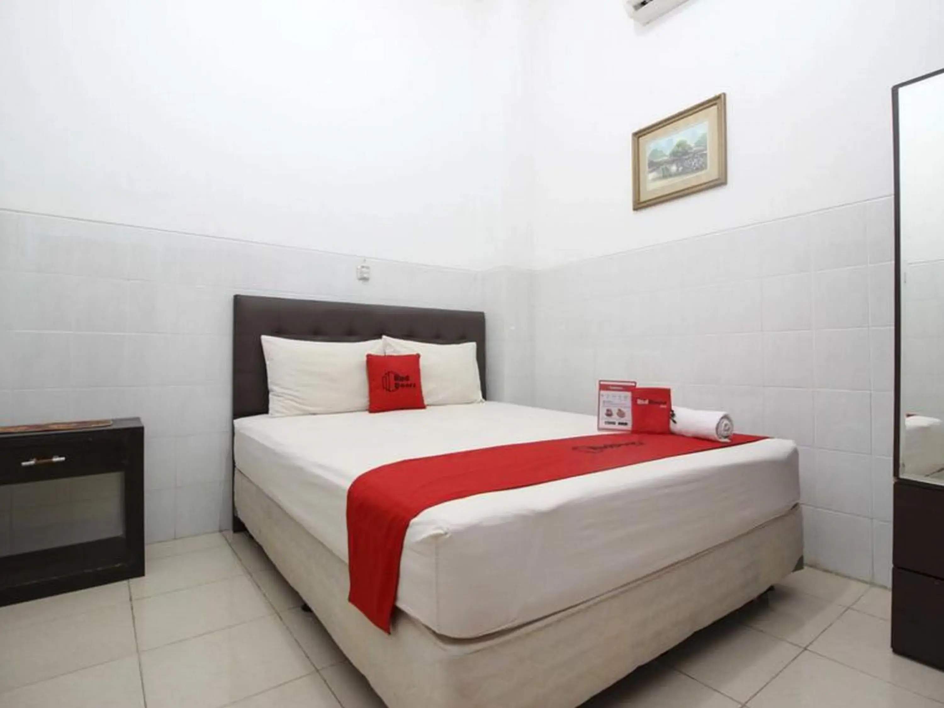 Double Room - single occupancy in RedDoorz @ Seturan Raya Double Room - single occupancy in RedDoorz @ Seturan Raya