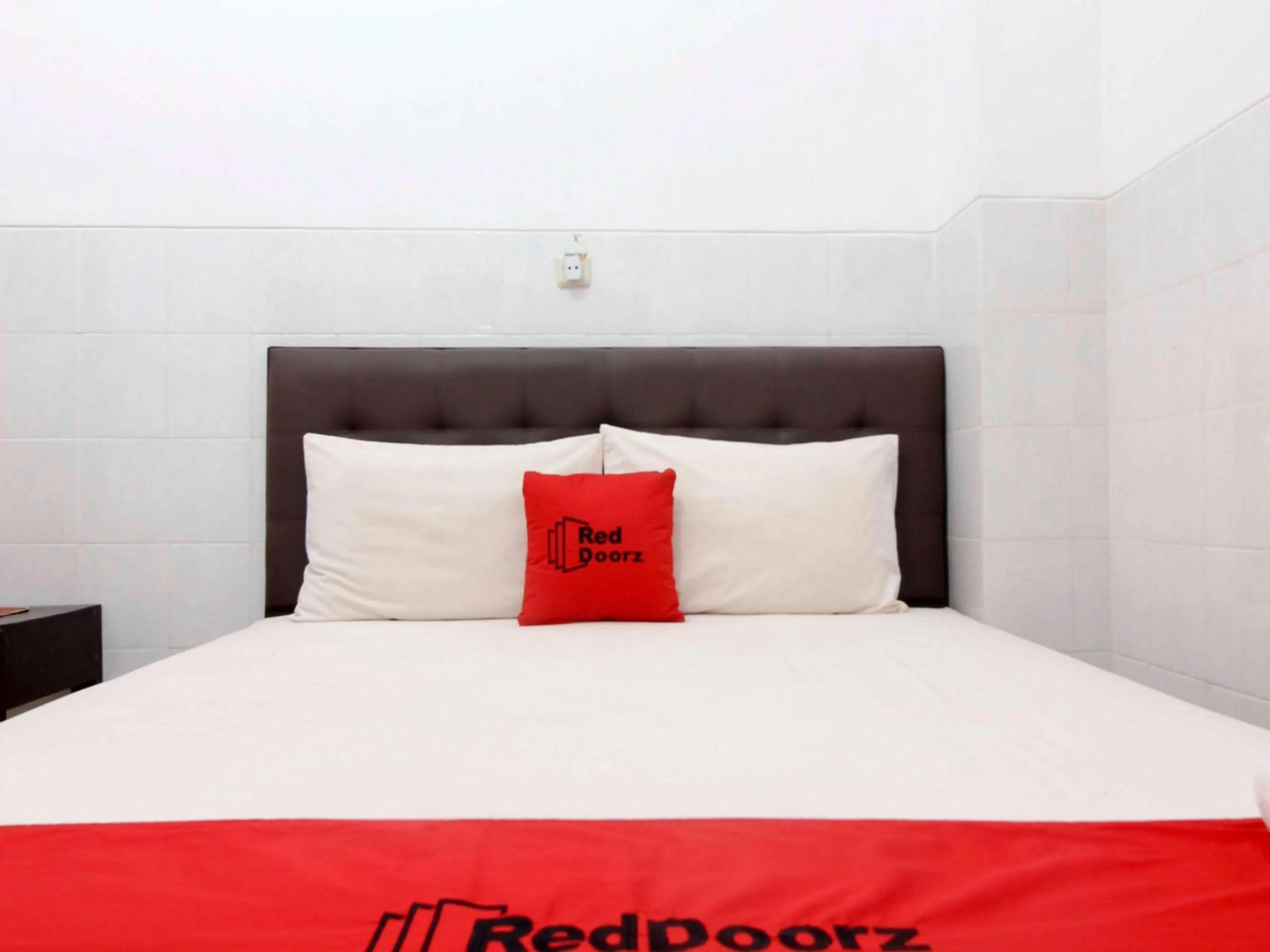 Bedroom, Bed in RedDoorz @ Seturan Raya