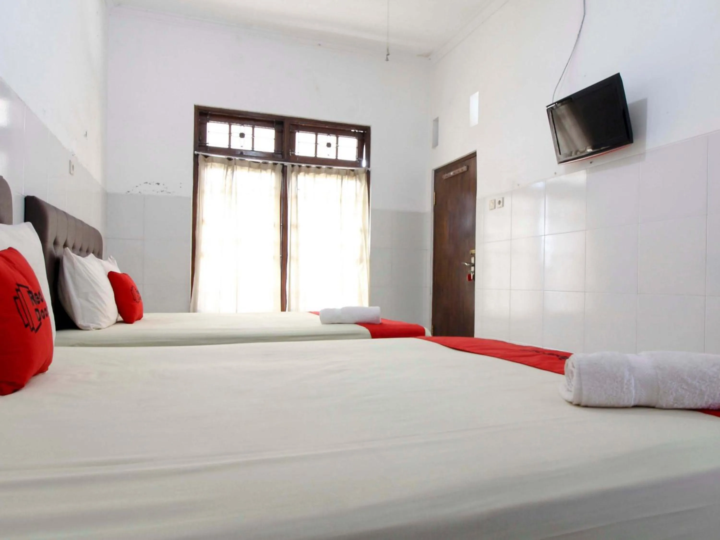Bedroom, Bed in RedDoorz @ Seturan Raya