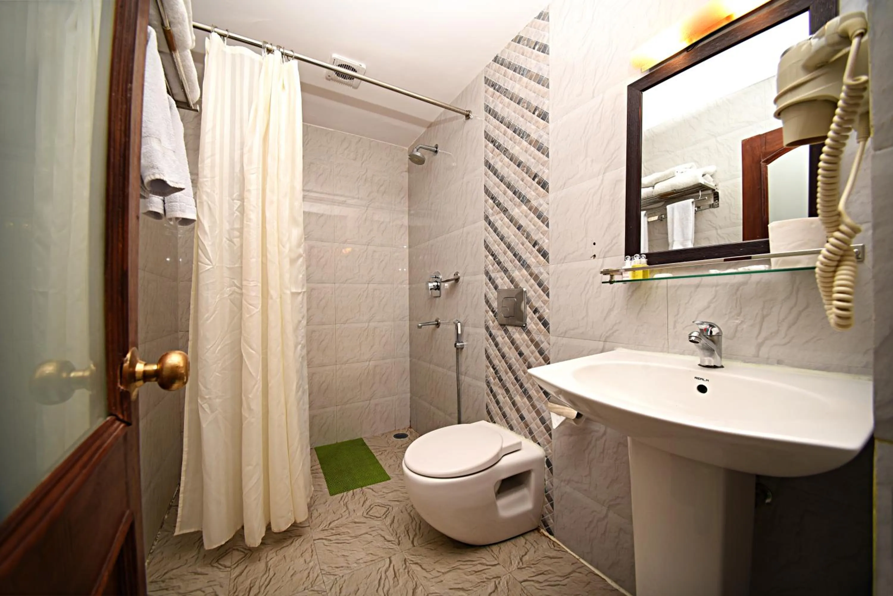 Toilet in DOM Himalaya Hotel