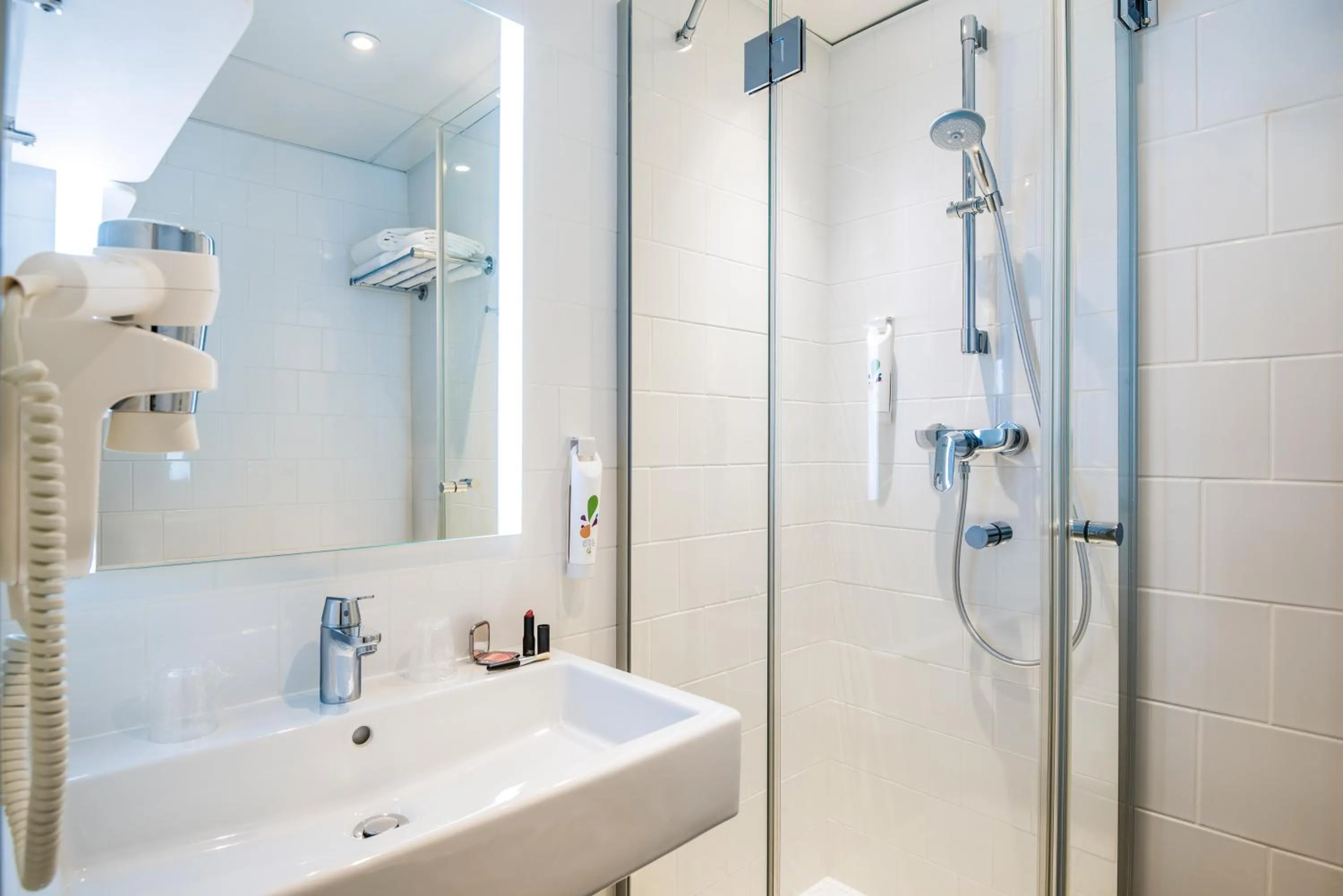 Shower in ibis Styles Paris 15 Lecourbe