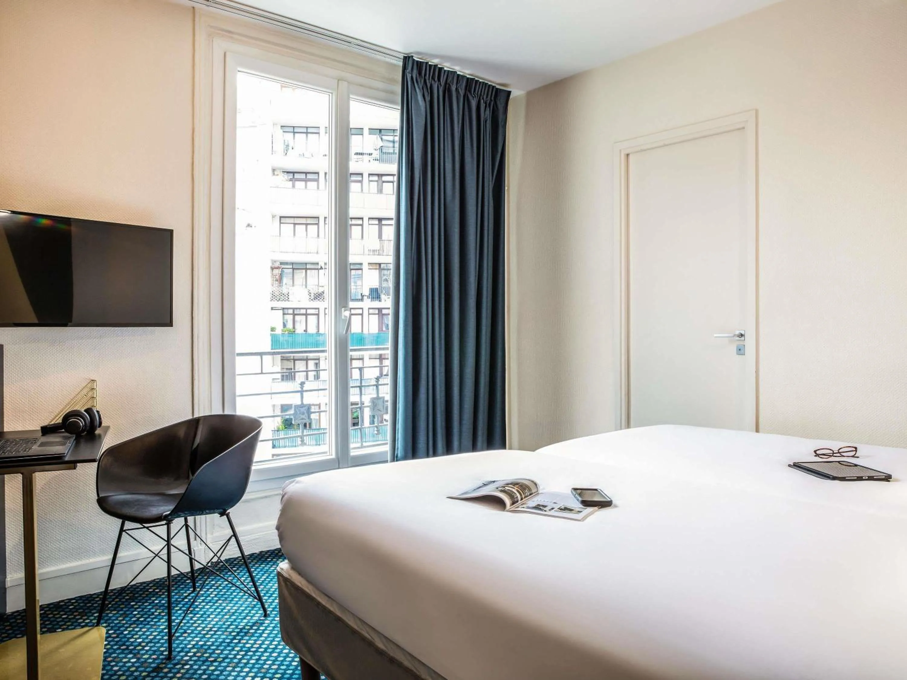 Property building, Bed in ibis Styles Paris 15 Lecourbe
