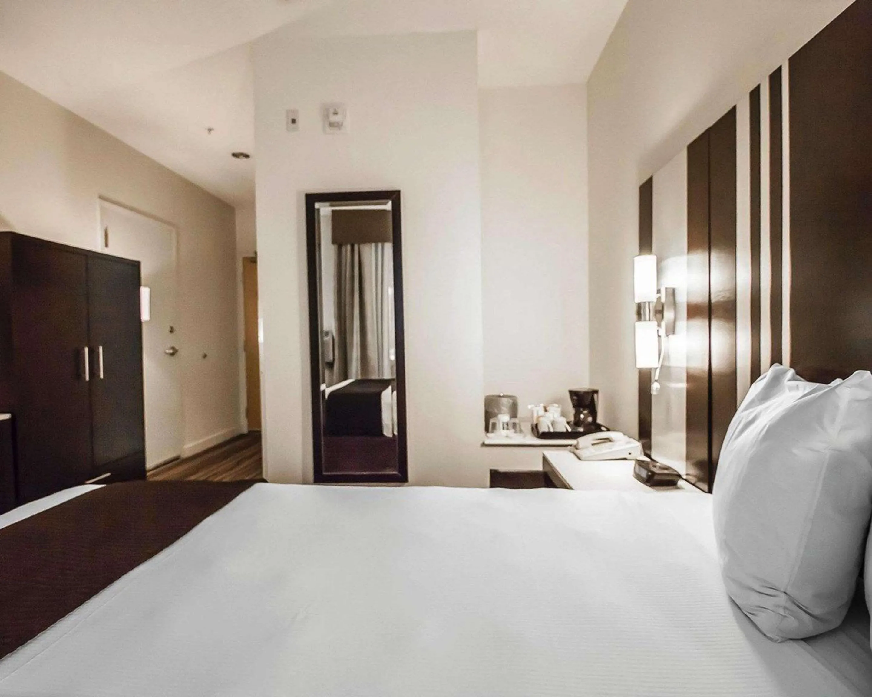 Photo of the whole room, Bed in Comfort Hotel Vancouver Airport