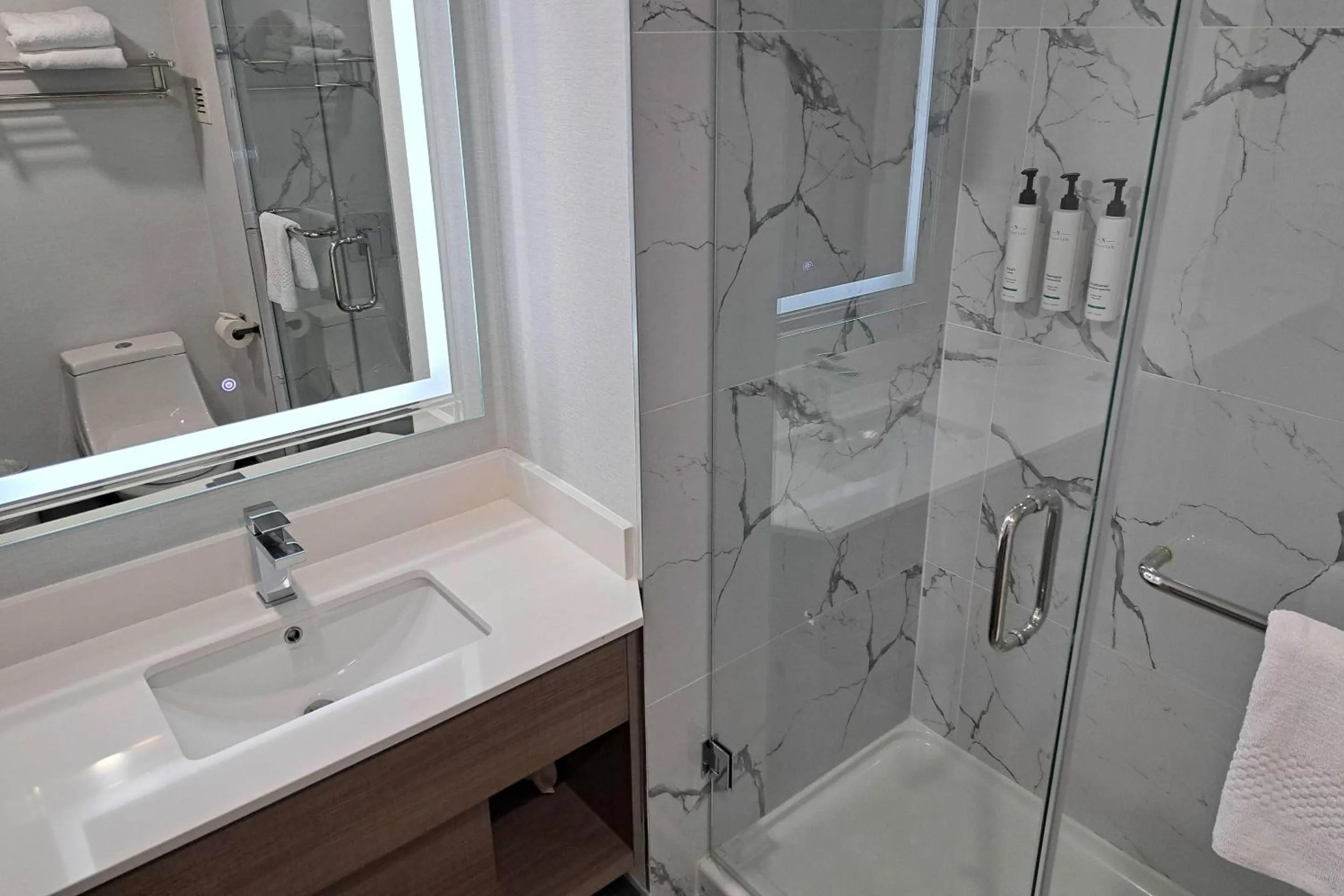 Bedroom in Comfort Hotel Vancouver Airport