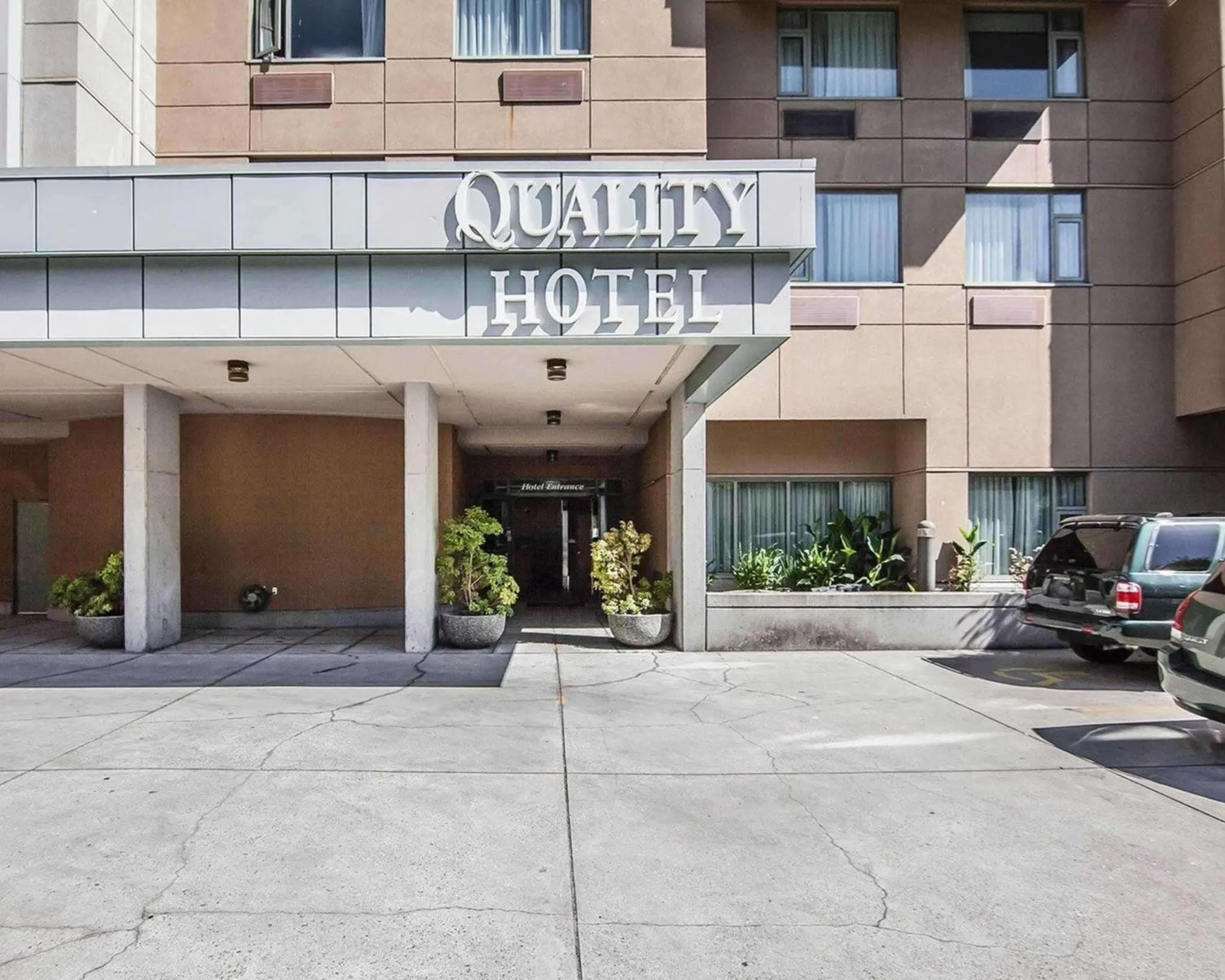 Property building in Comfort Hotel Vancouver Airport