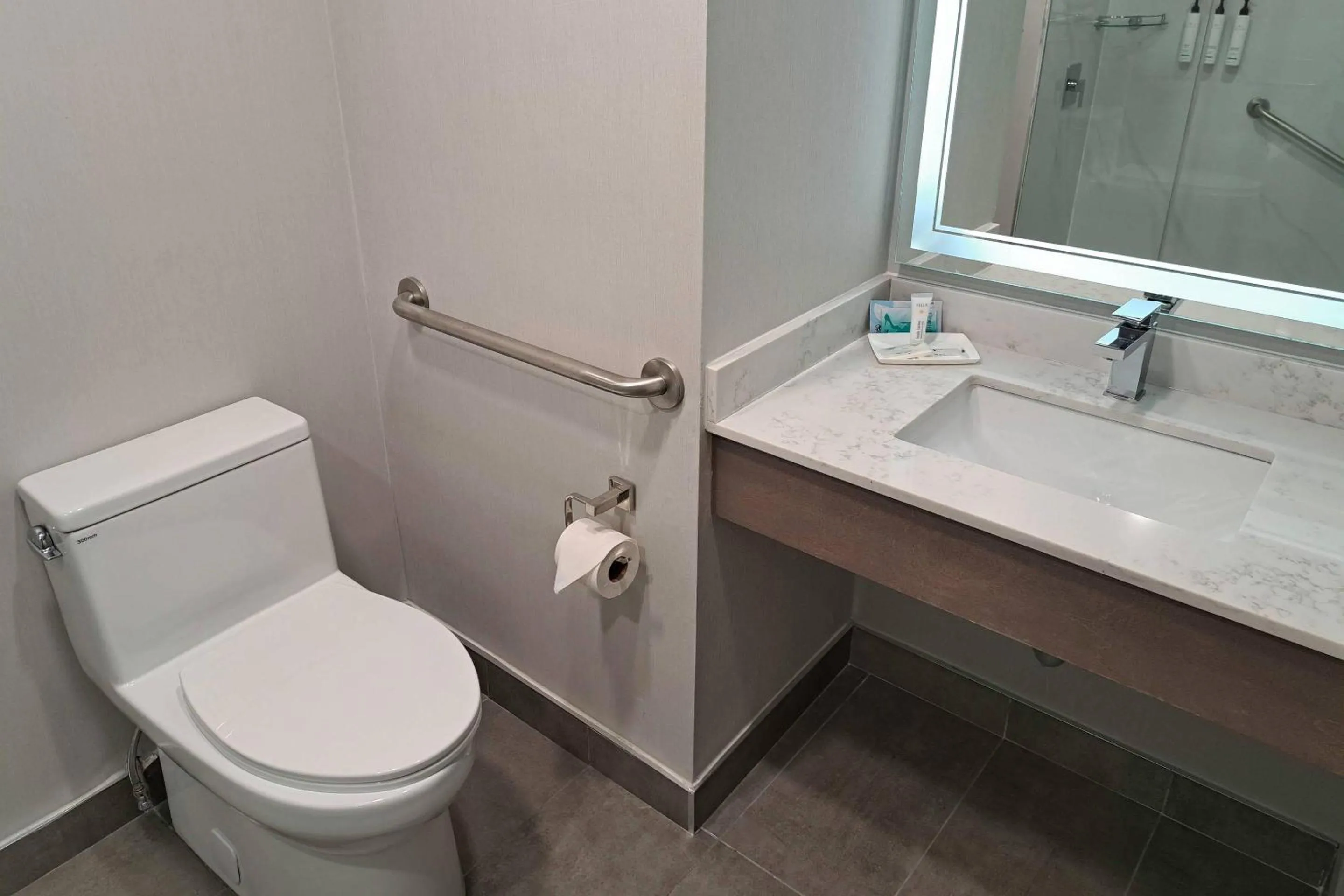 Bedroom in Comfort Hotel Vancouver Airport