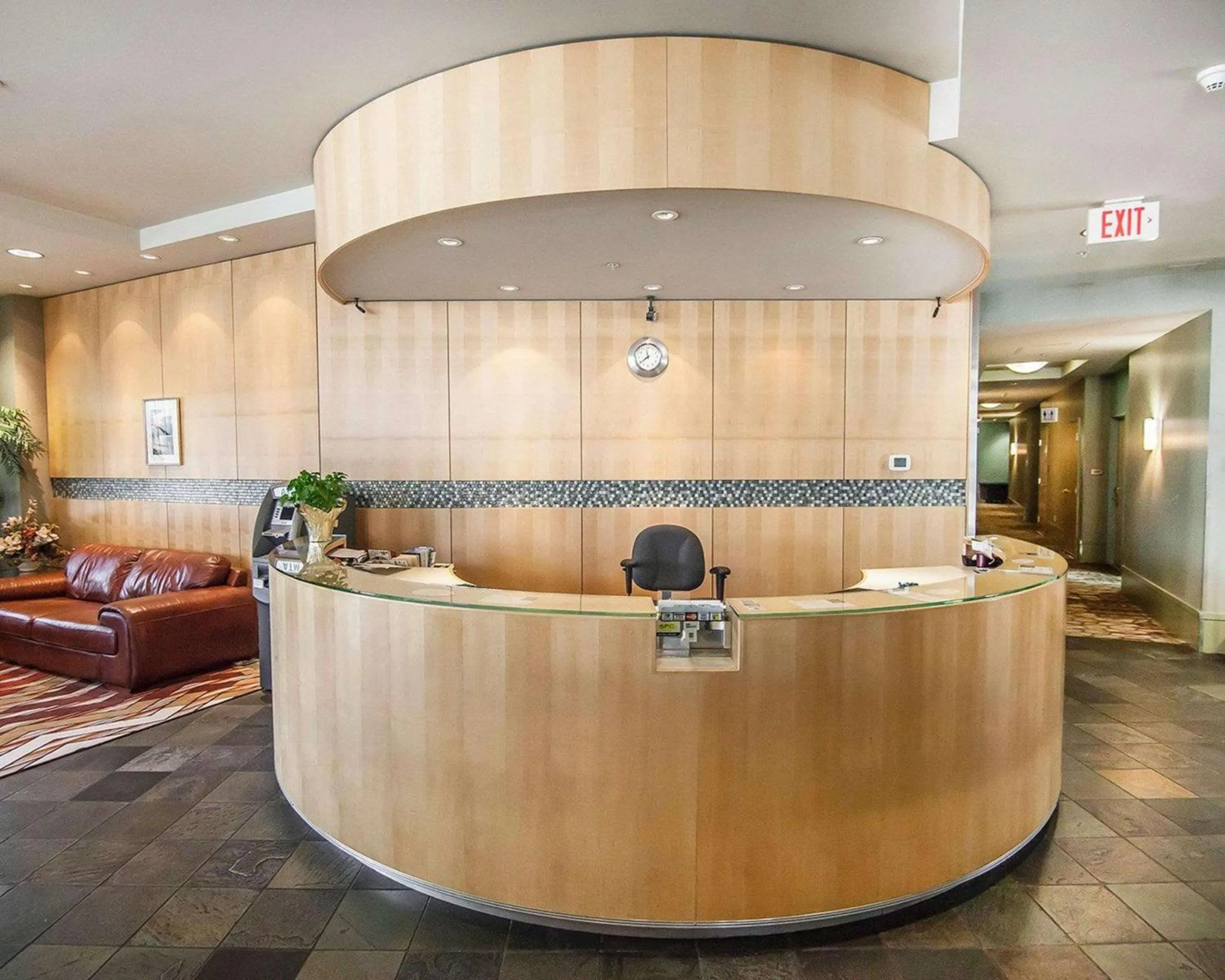 Lobby or reception in Comfort Hotel Vancouver Airport