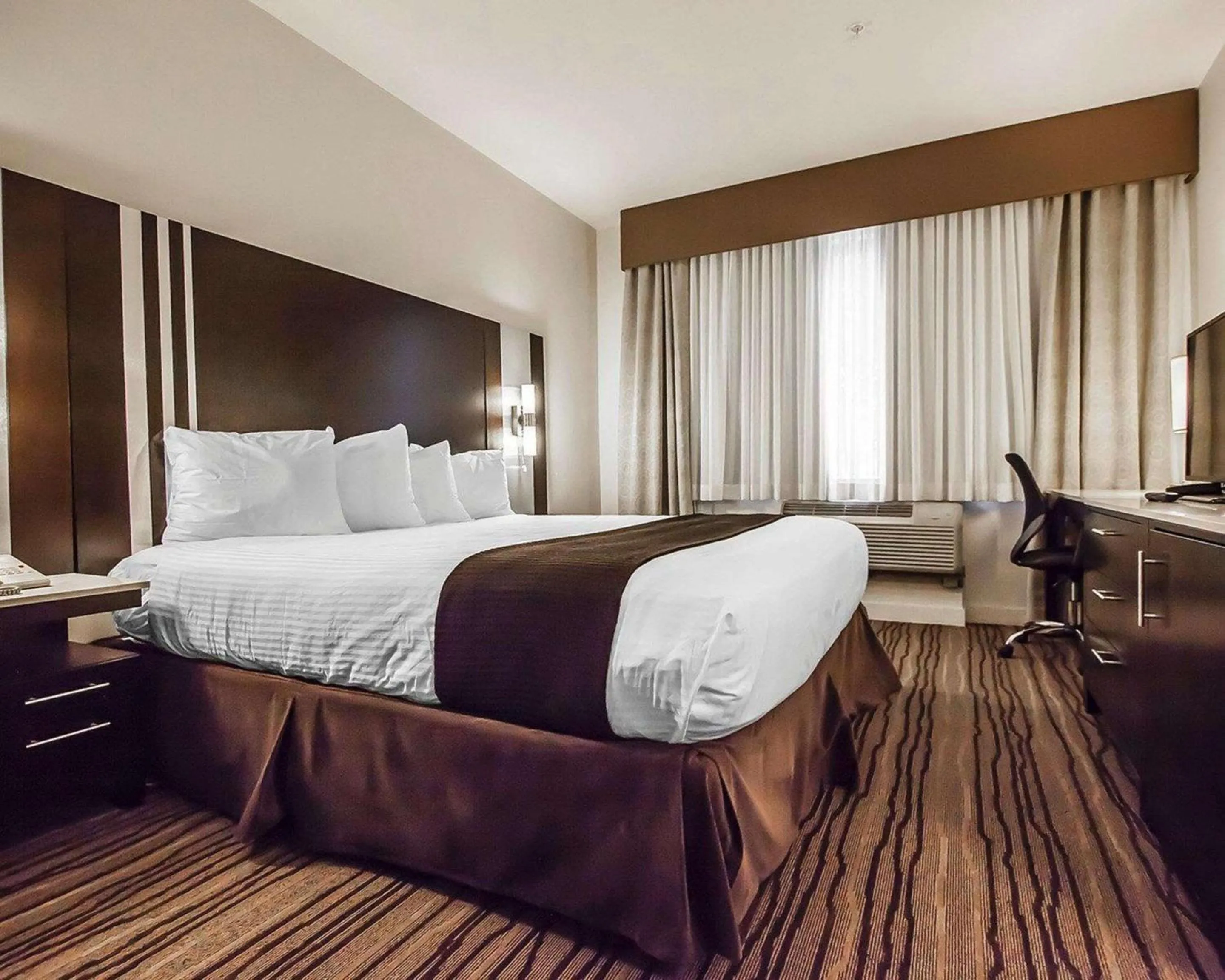 Photo of the whole room, Bed in Comfort Hotel Vancouver Airport