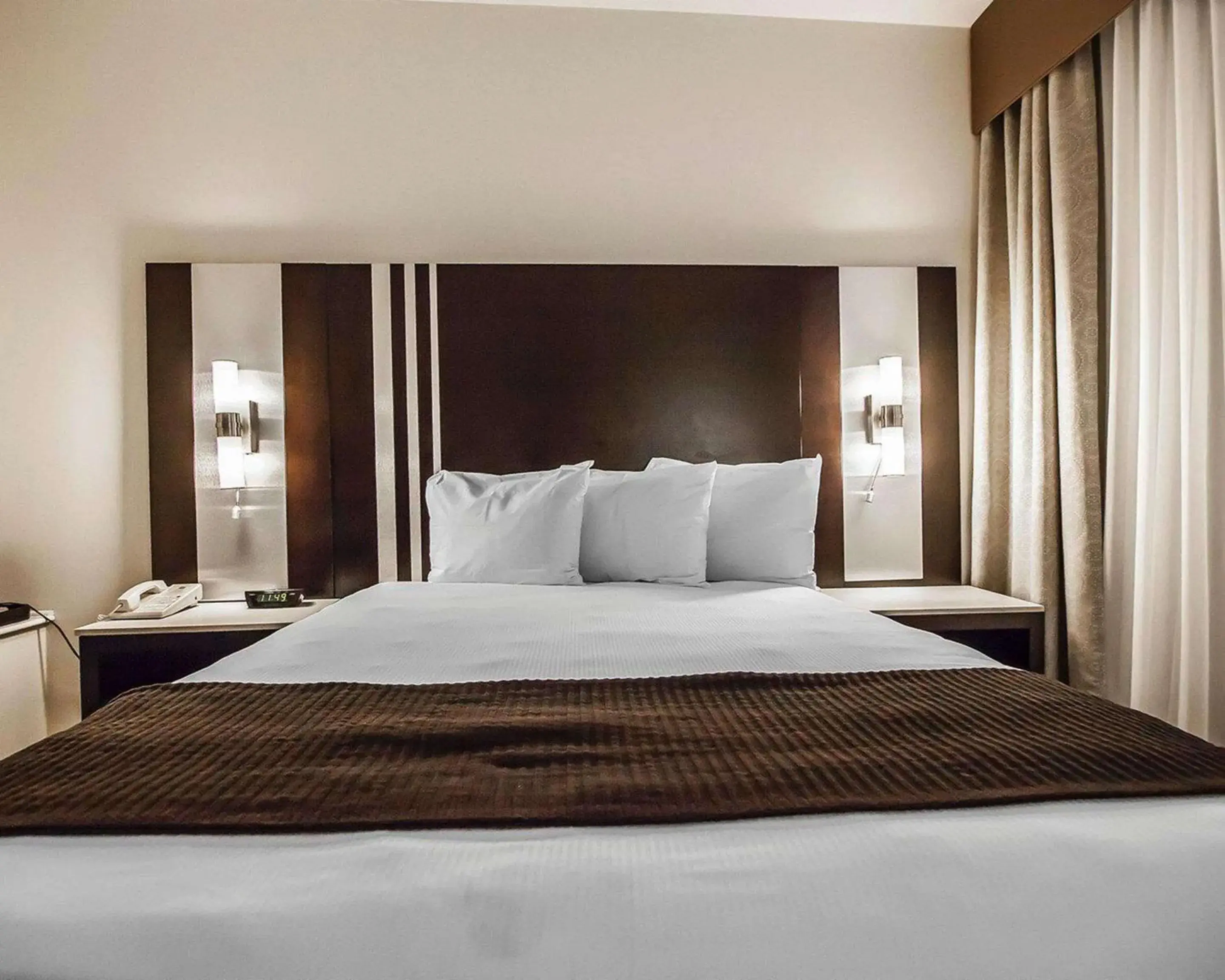 Photo of the whole room, Bed in Comfort Hotel Vancouver Airport Photo of the whole room, Bed in Comfort Hotel Vancouver Airport