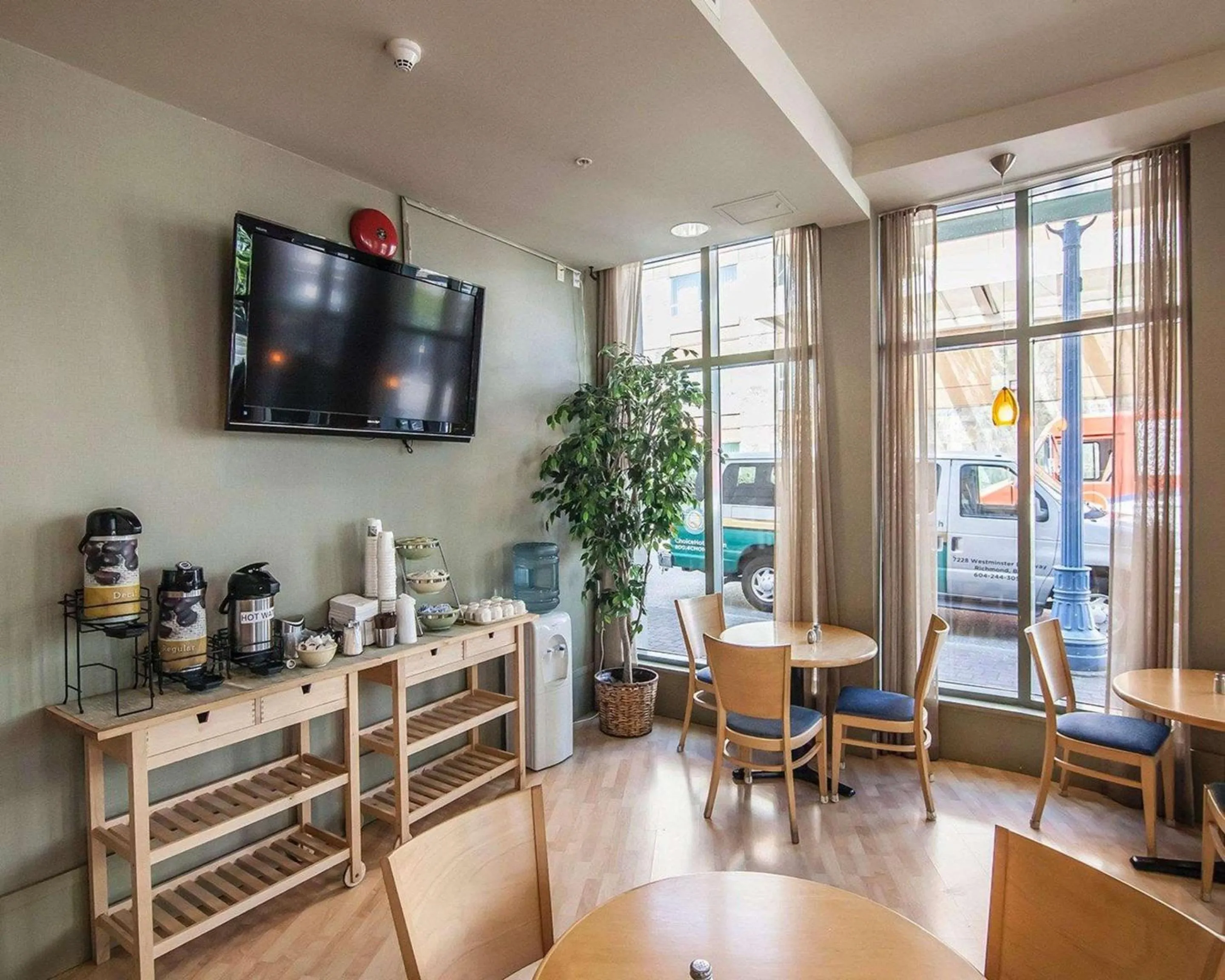 Restaurant/places to eat in Comfort Hotel Vancouver Airport