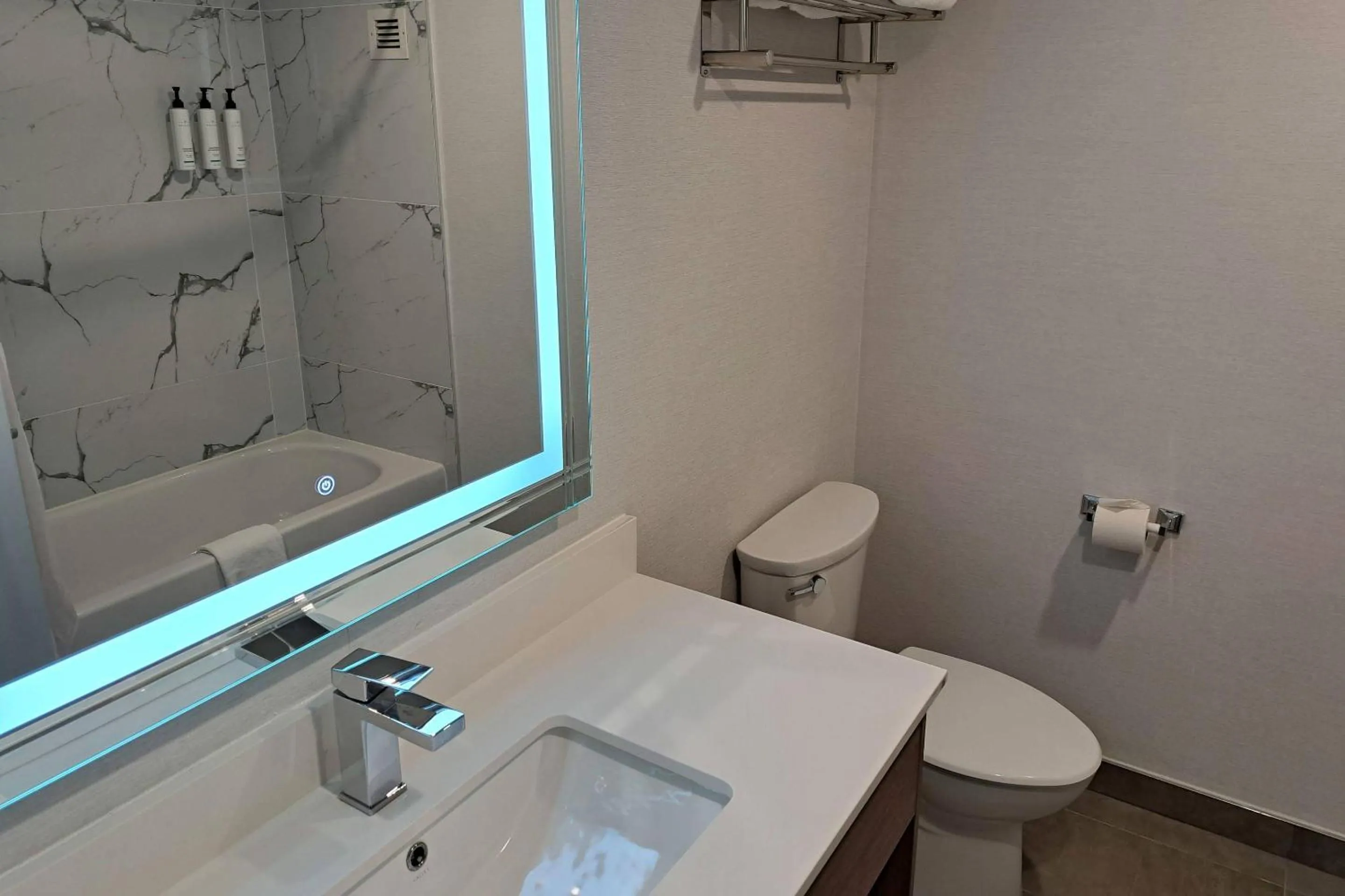 Bedroom in Comfort Hotel Vancouver Airport