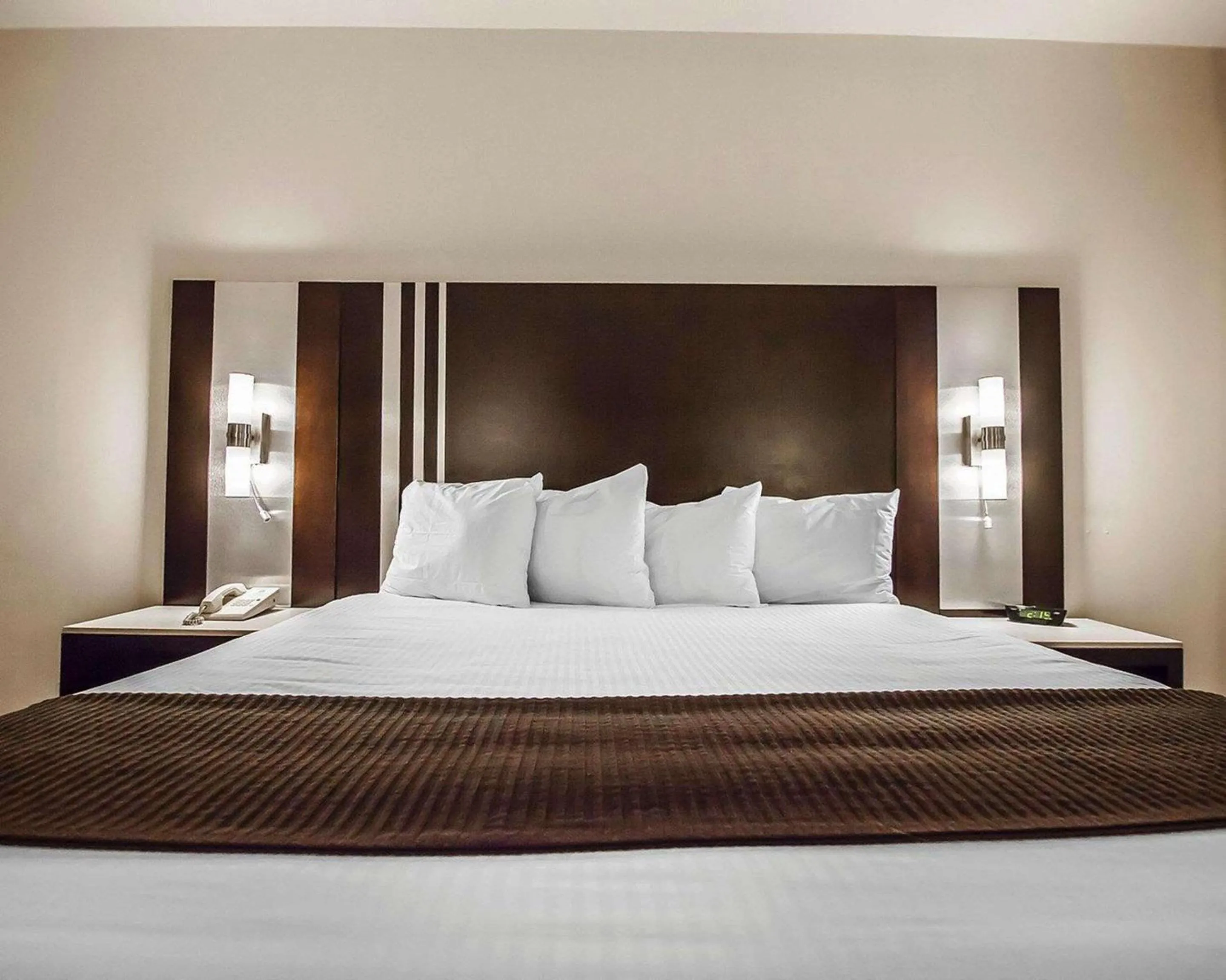 Photo of the whole room, Bed in Comfort Hotel Vancouver Airport