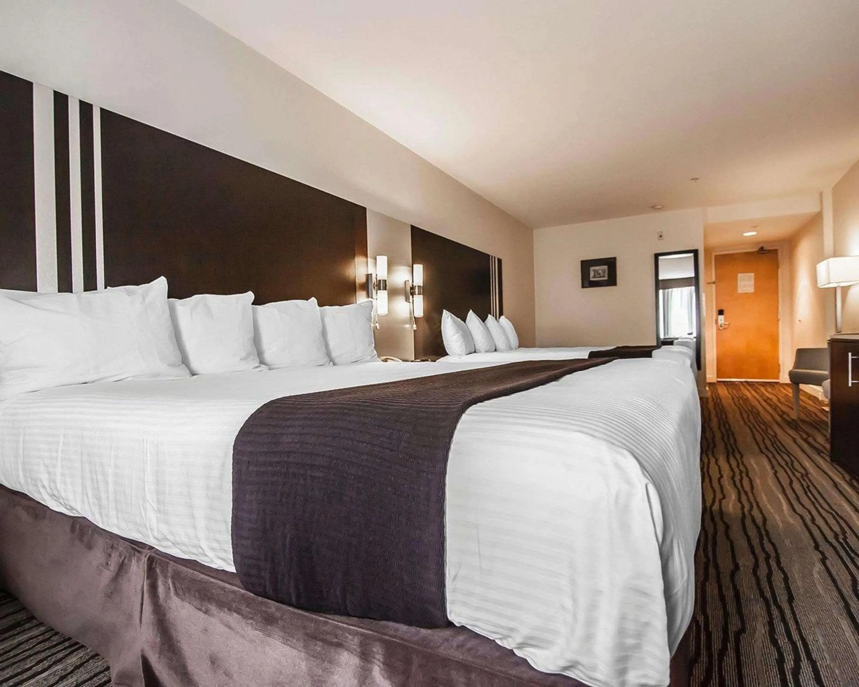 Photo of the whole room, Bed in Comfort Hotel Vancouver Airport