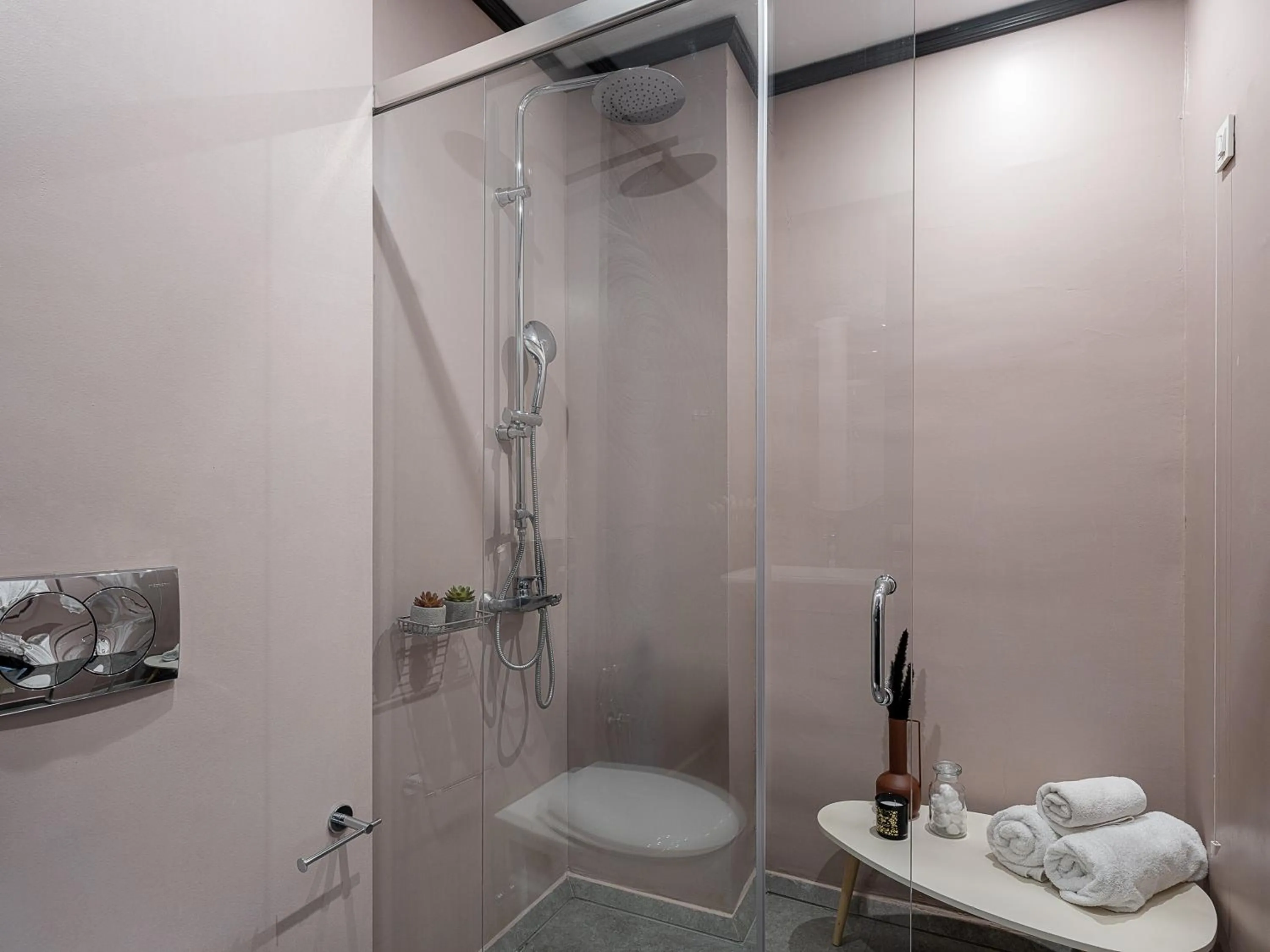 Shower in Elia Palatino Hotel