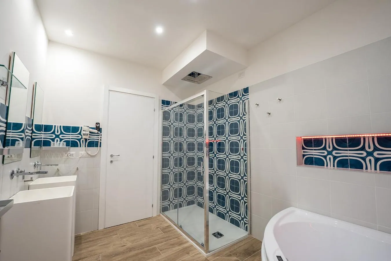 Shower in PC Boutique H Napoli Centro, by ClaPa Group