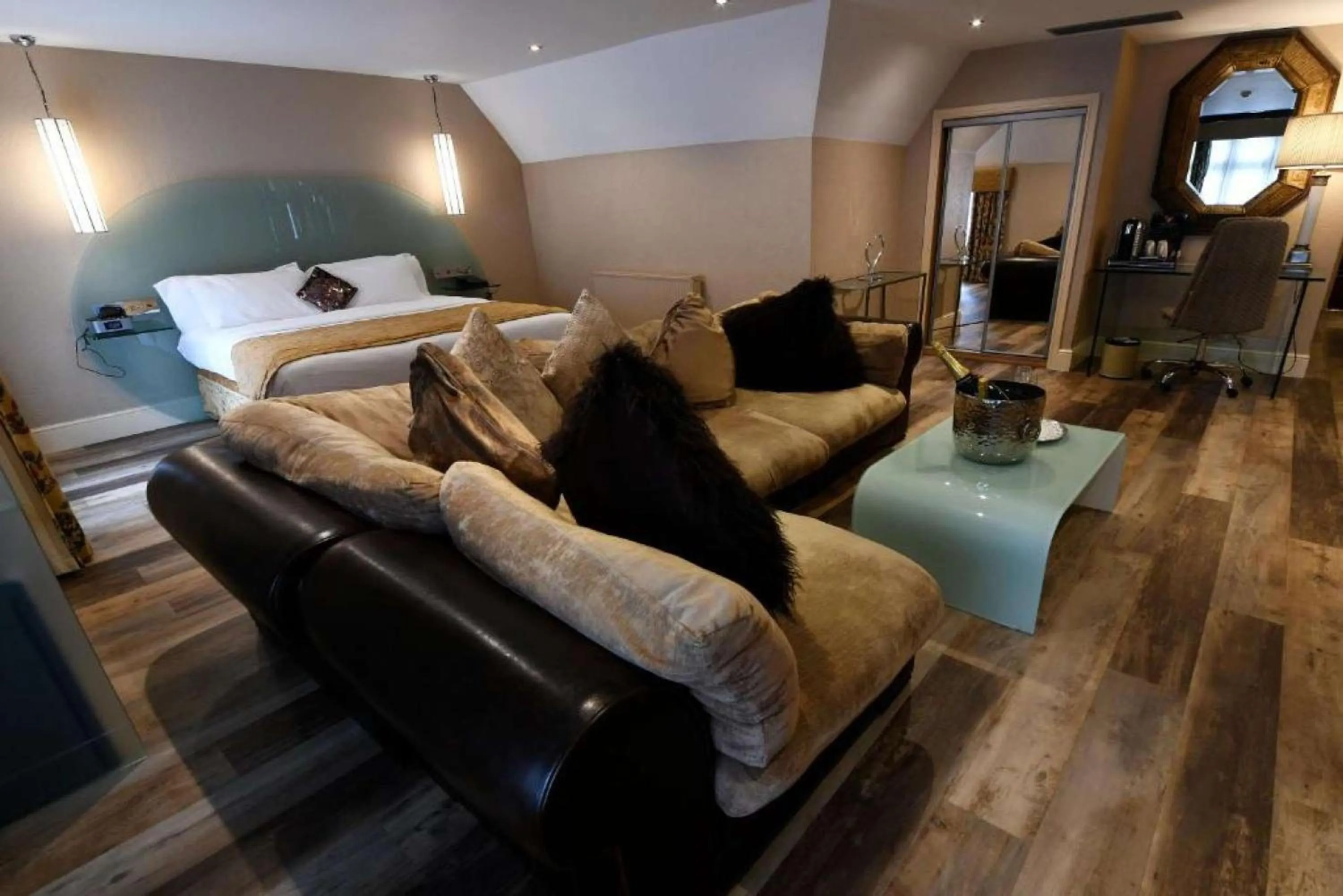 Photo of the whole room, Bed in Best Western Premier Doncaster Mount Pleasant Hotel