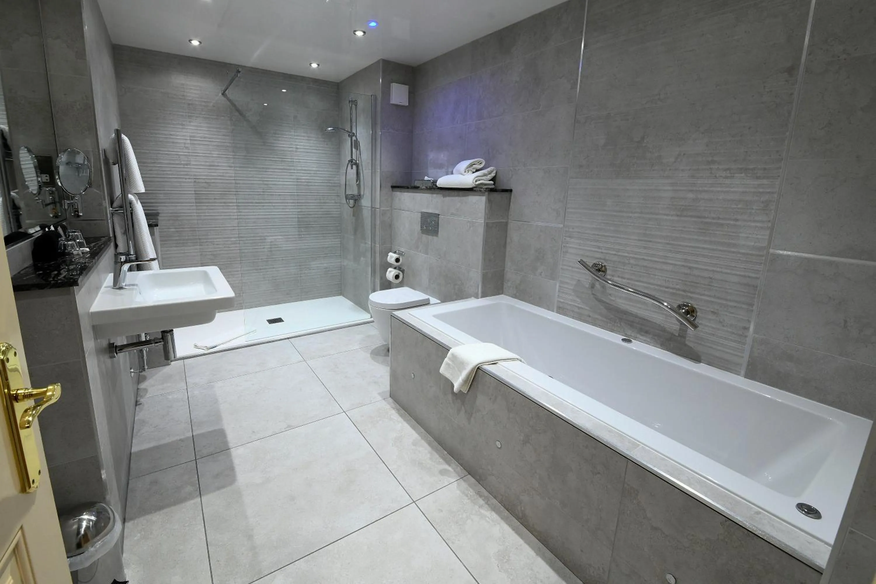 Bathroom in Best Western Premier Doncaster Mount Pleasant Hotel
