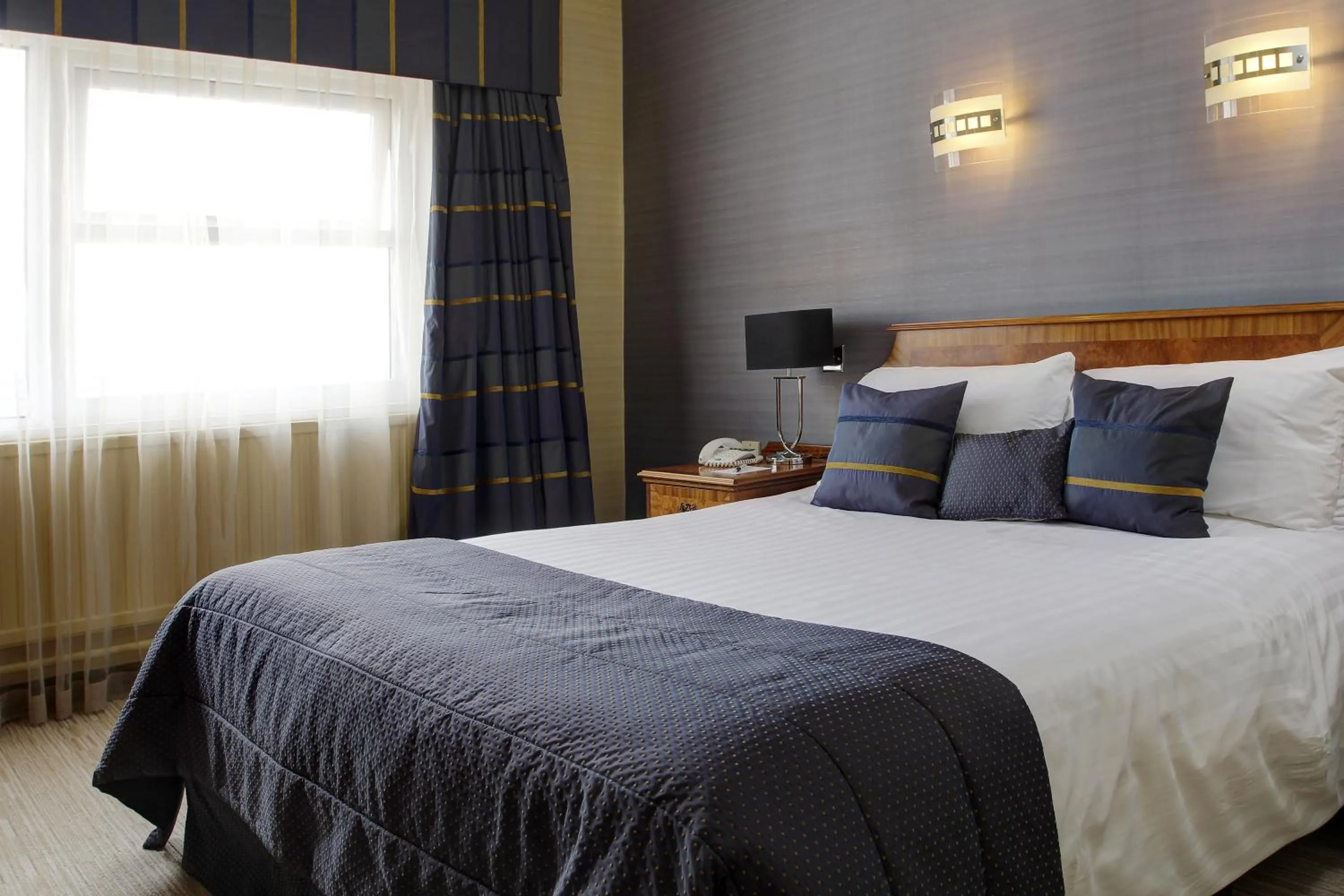 Bedroom, Bed in Best Western Aberavon Beach Hotel