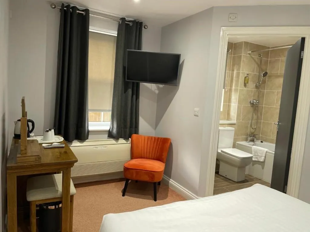 Toilet, Bed in Best Western Claydon Hotel