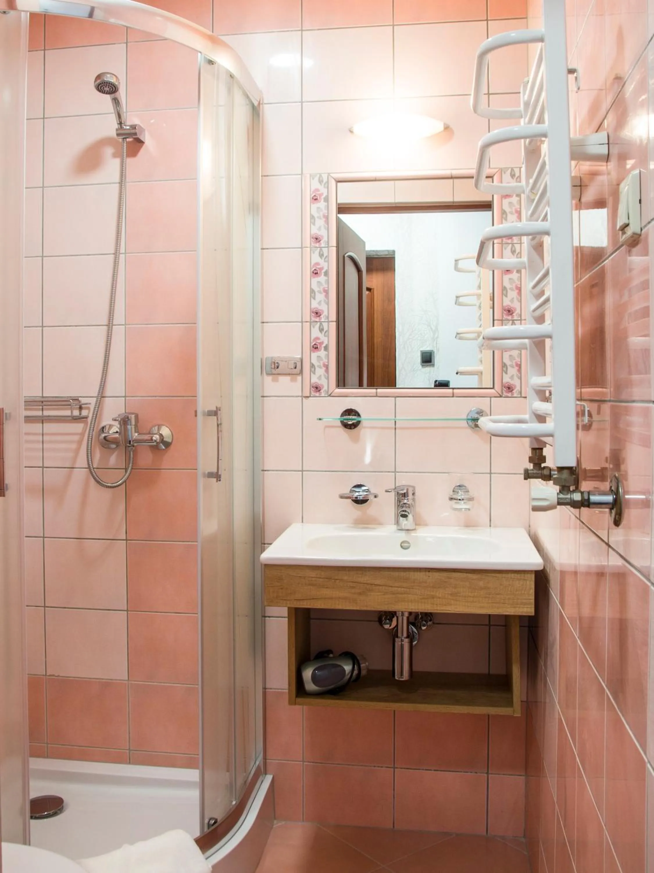 Shower in Willa Focus