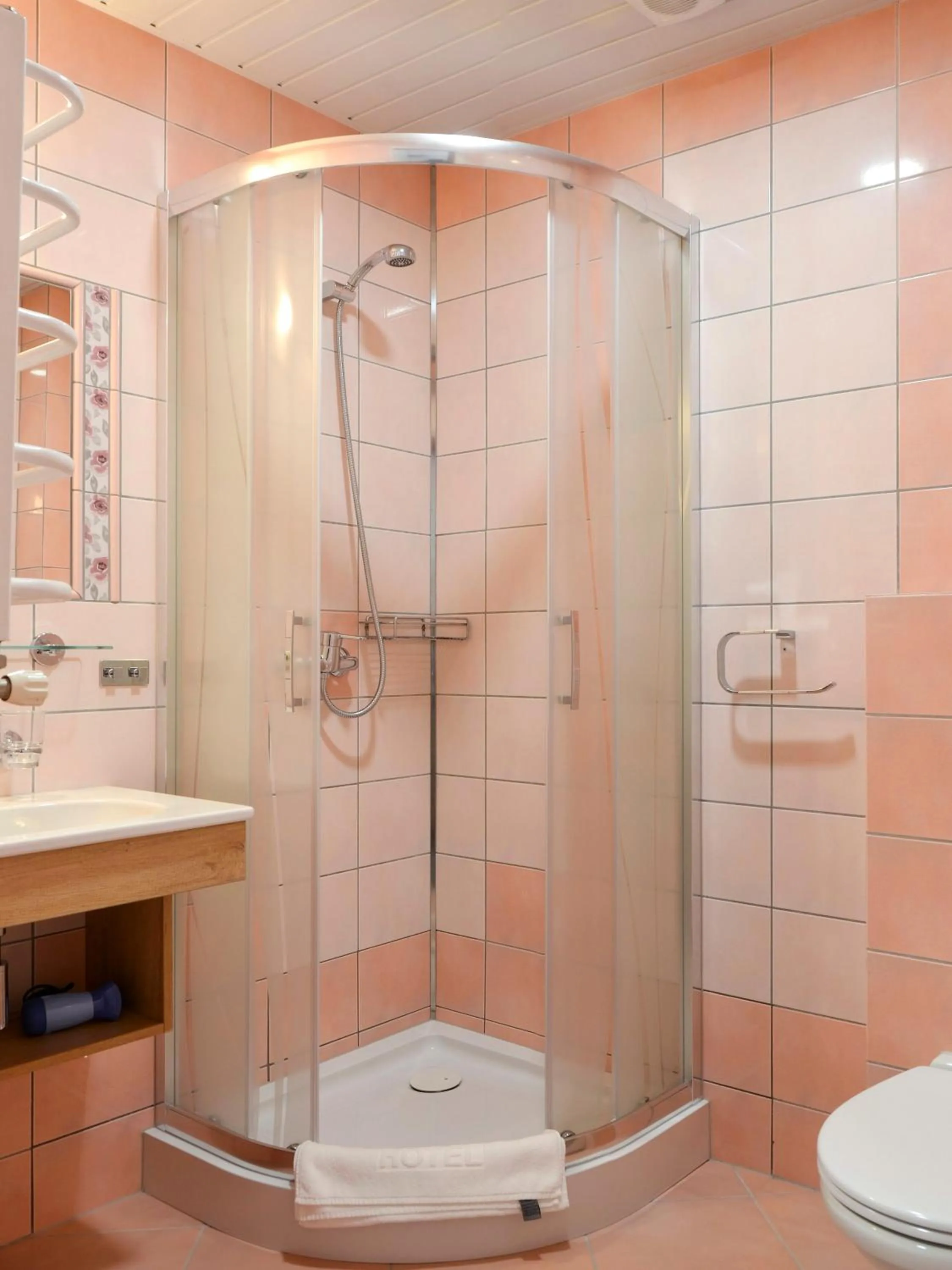 Shower in Willa Focus