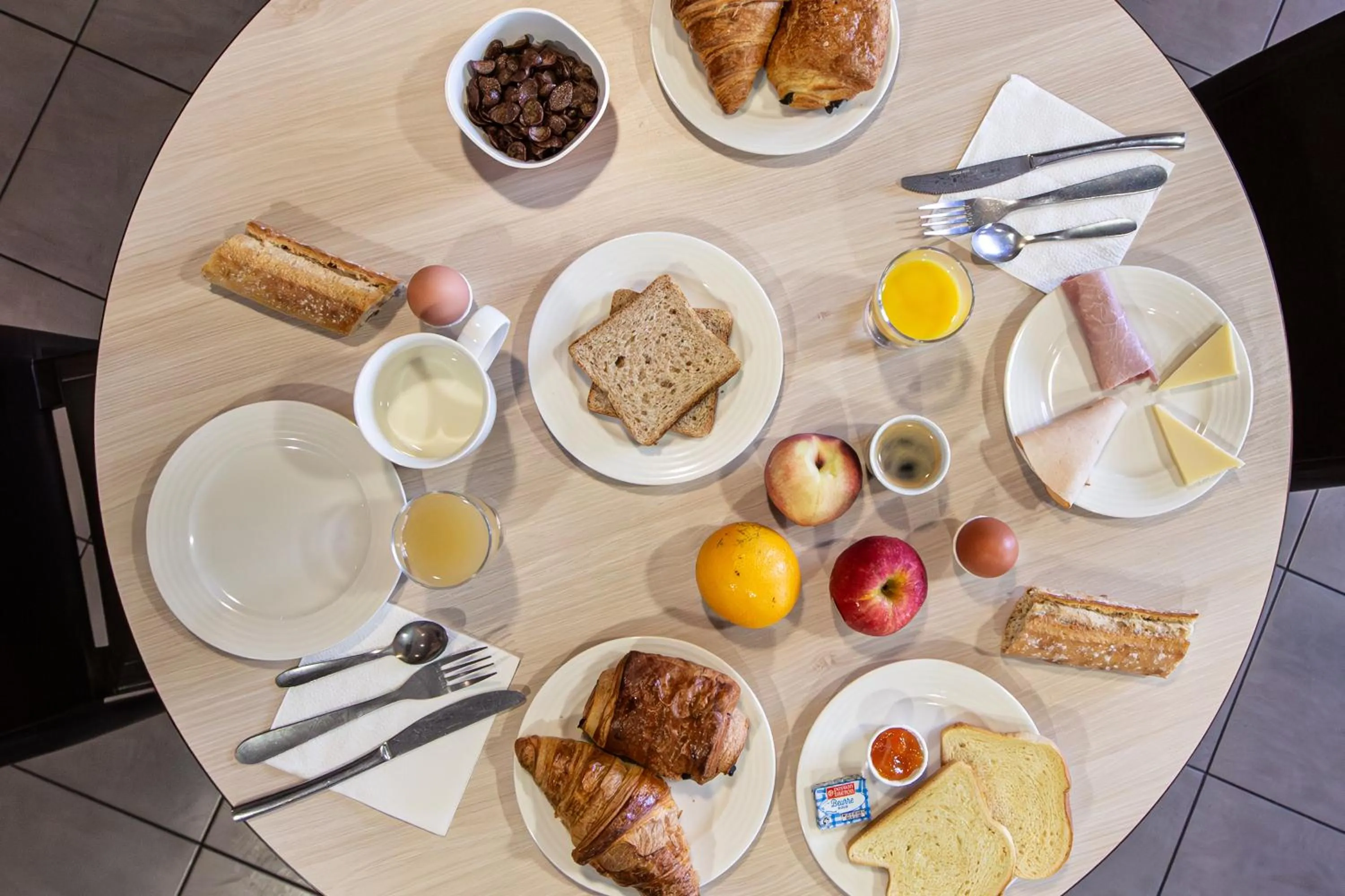 Buffet breakfast in Ace Hôtel Chartres