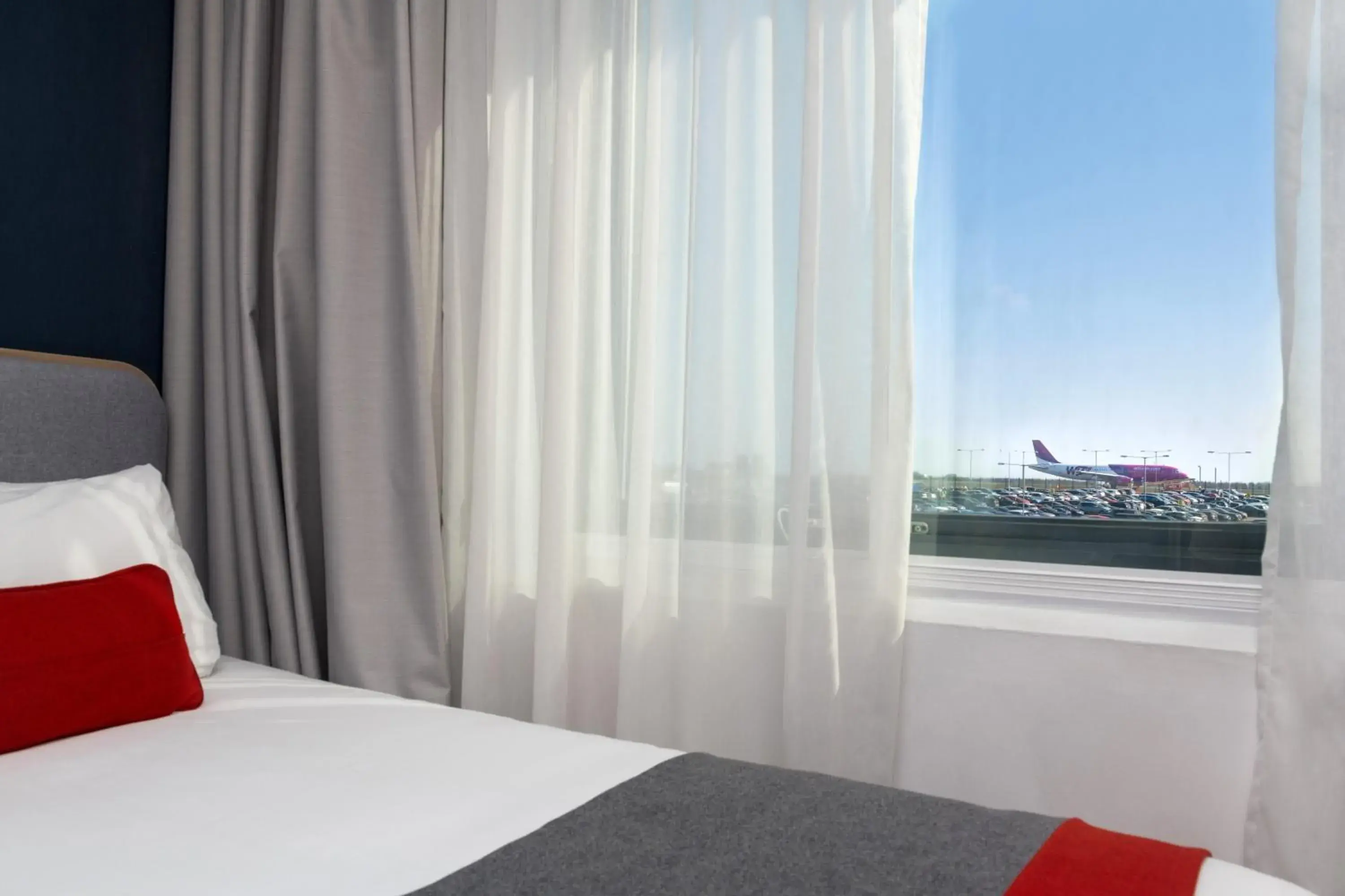 Photo of the whole room, Bed in Holiday Inn Express London Luton Airport by IHG Photo of the whole room, Bed in Holiday Inn Express London Luton Airport by IHG