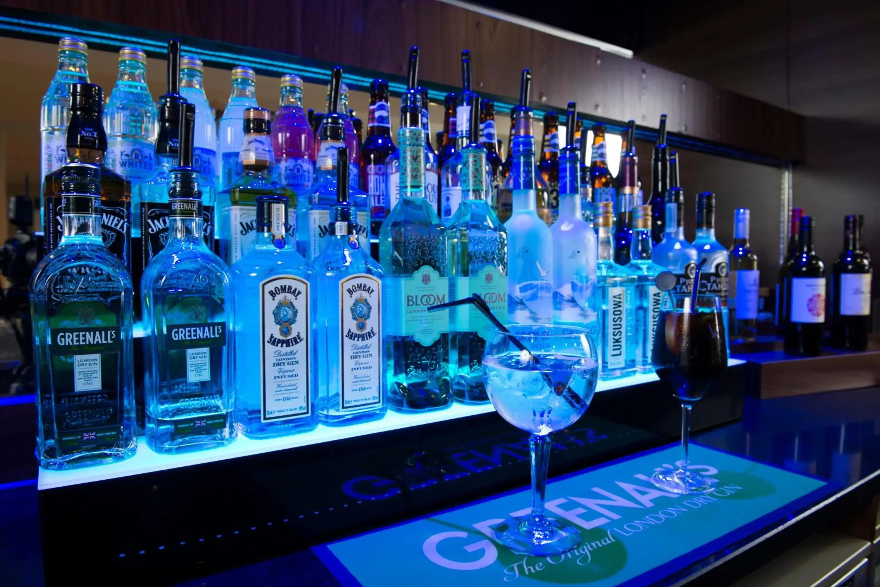 Lounge or bar in Holiday Inn Express London Luton Airport by IHG Lounge or bar in Holiday Inn Express London Luton Airport by IHG