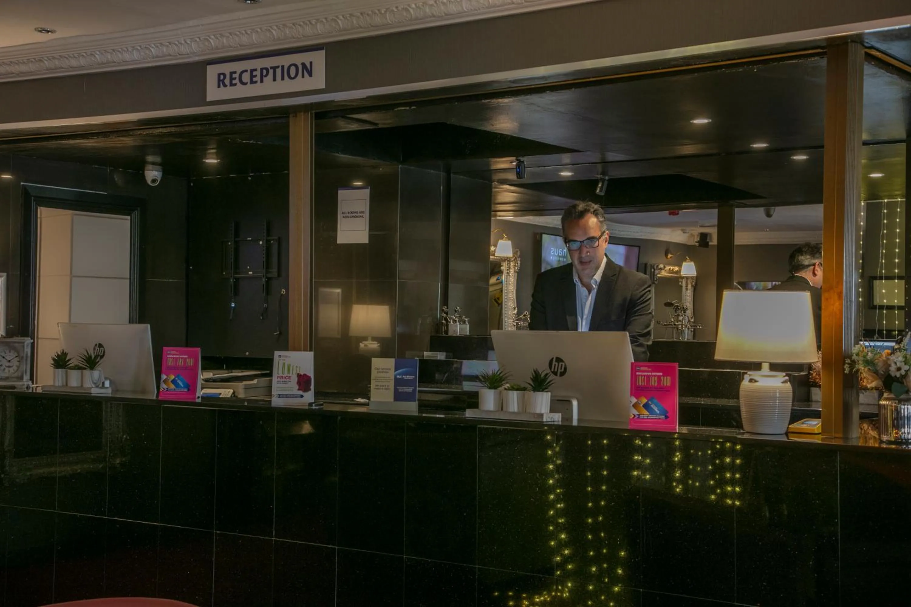 Lobby or reception in Best Western Glasgow Hotel