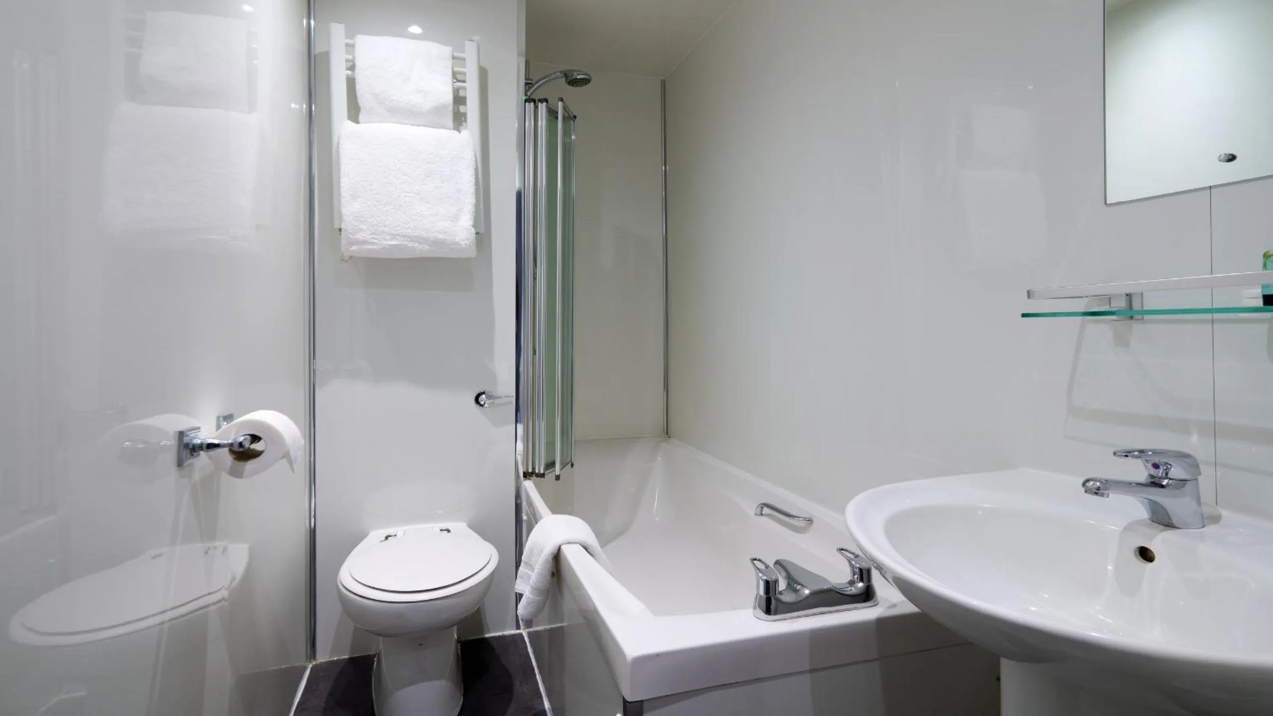 Bathroom in Best Western Glasgow Hotel