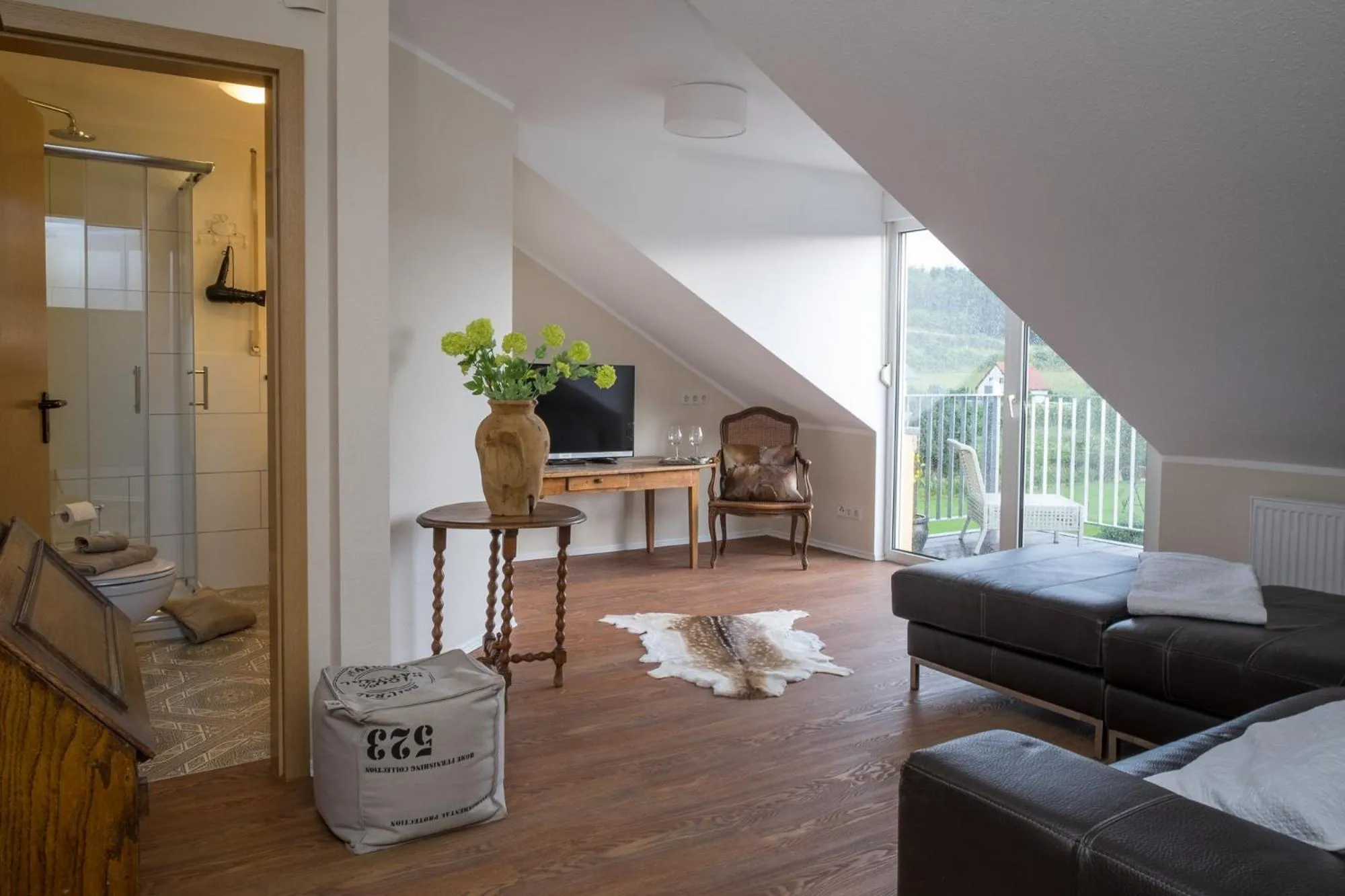 Living room, Bed in Landhotel Eifellust