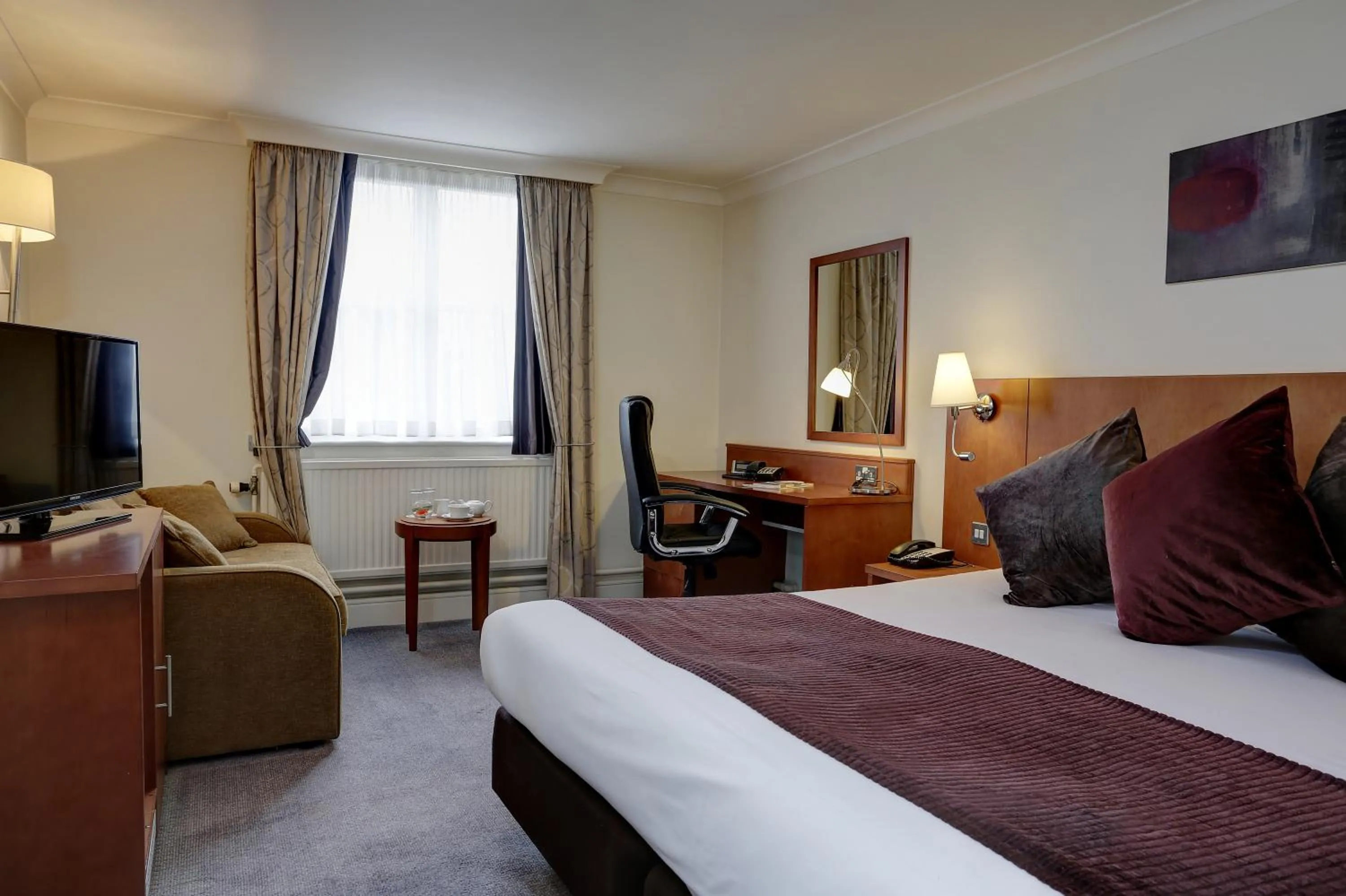 Living room, Bed in Best Western Plus Moat House Reading