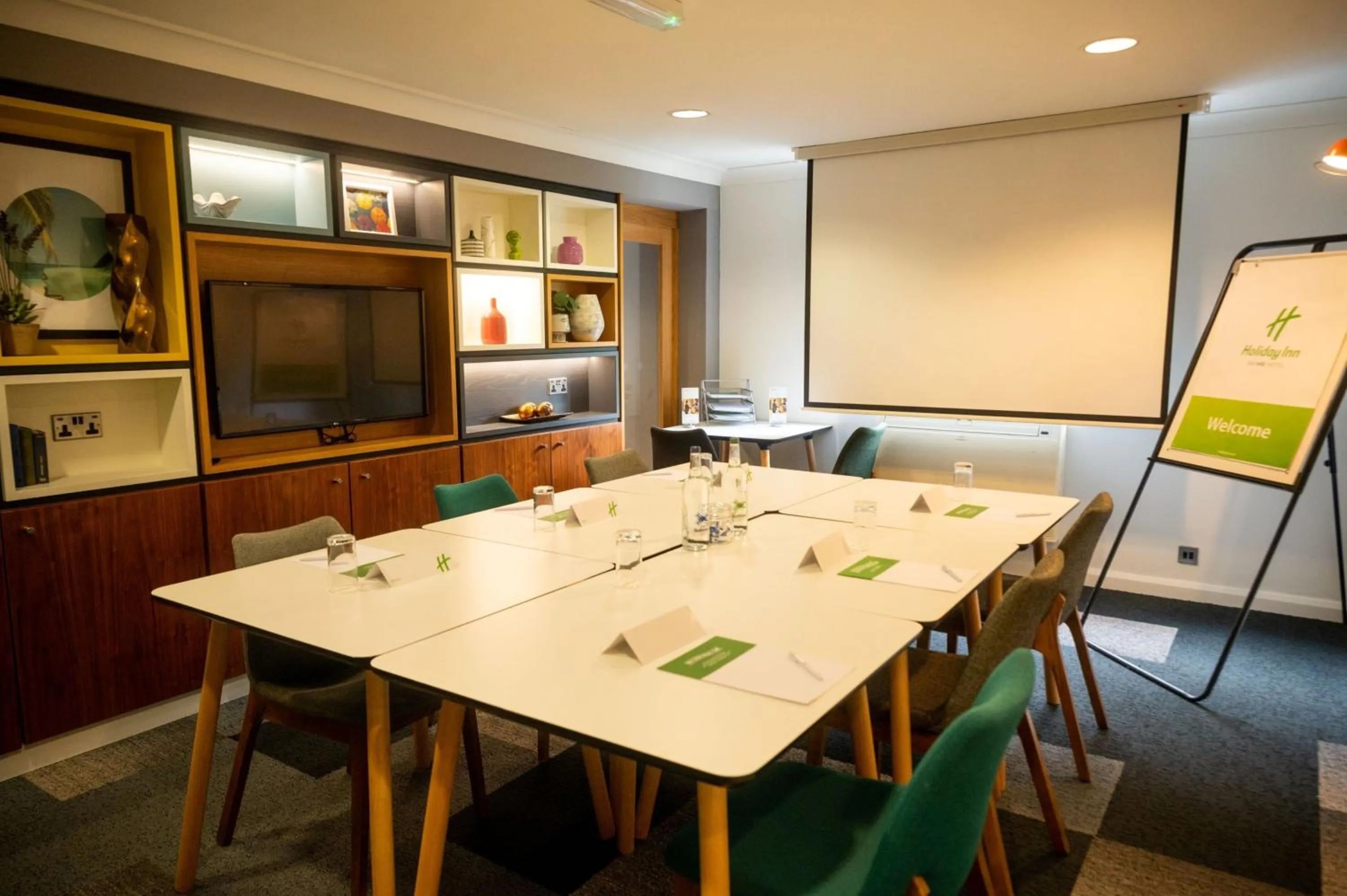 Meeting/conference room in Holiday Inn A55 Chester West by IHG