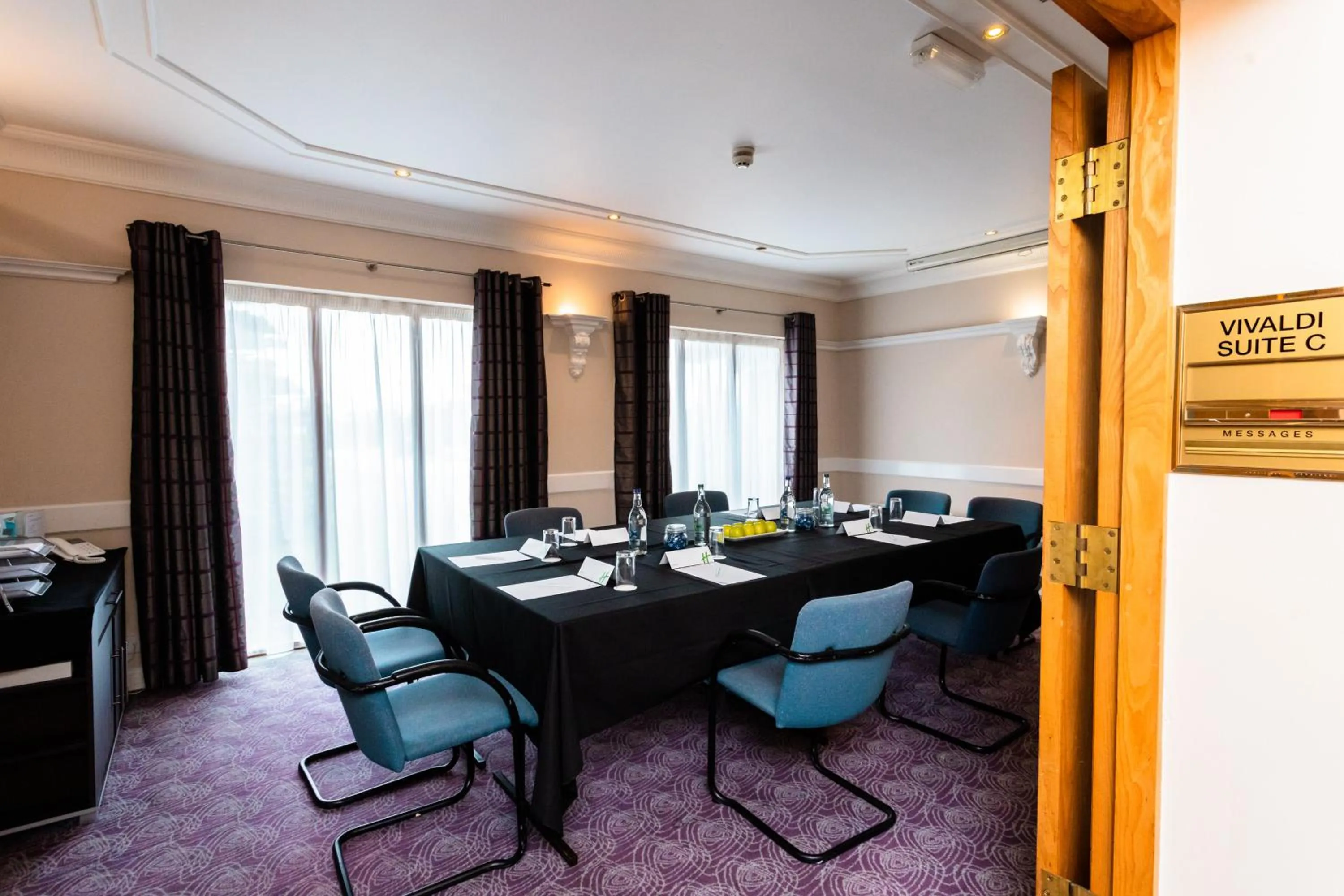 Meeting/conference room in Holiday Inn A55 Chester West by IHG
