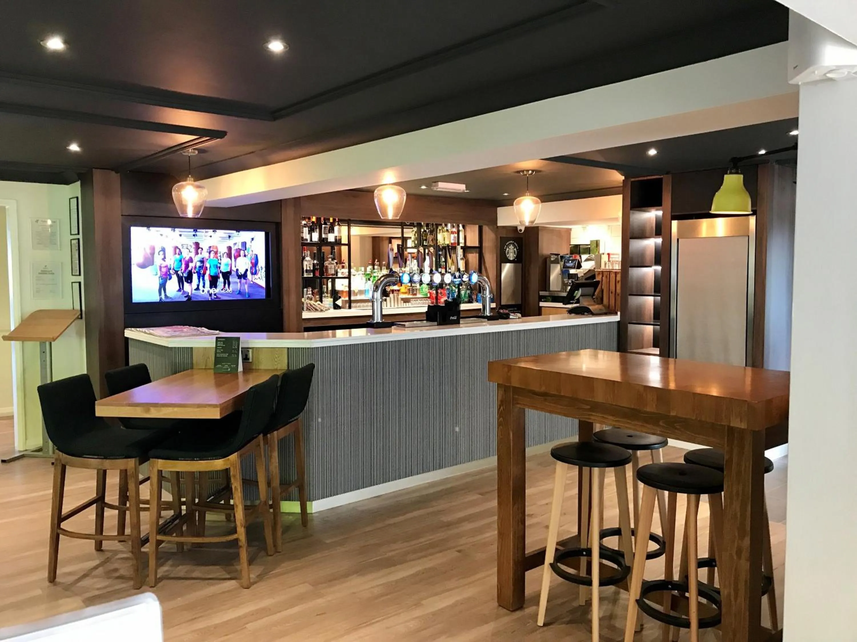 Lounge or bar in Holiday Inn A55 Chester West by IHG