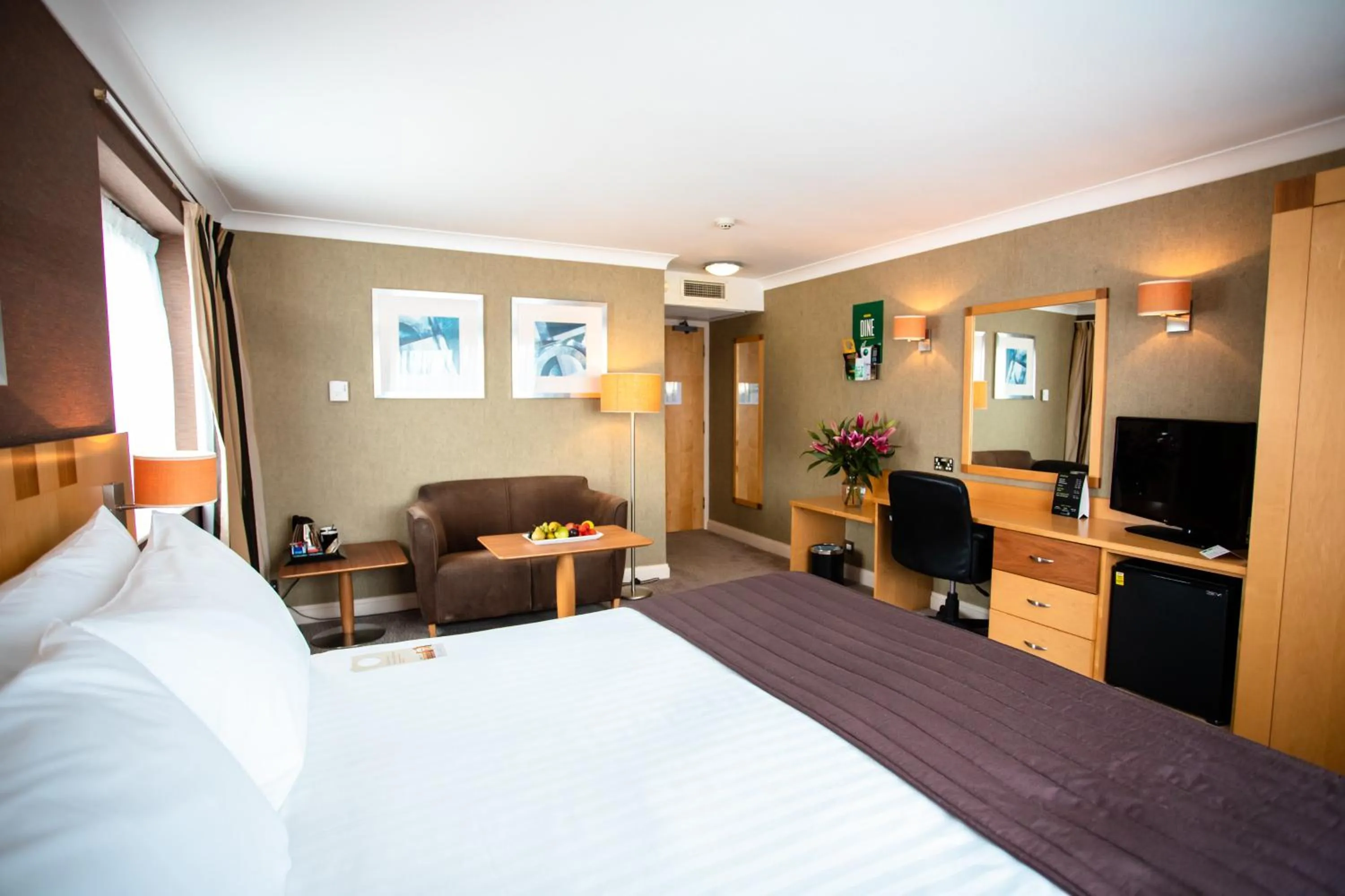 Photo of the whole room, Bed in Holiday Inn A55 Chester West by IHG