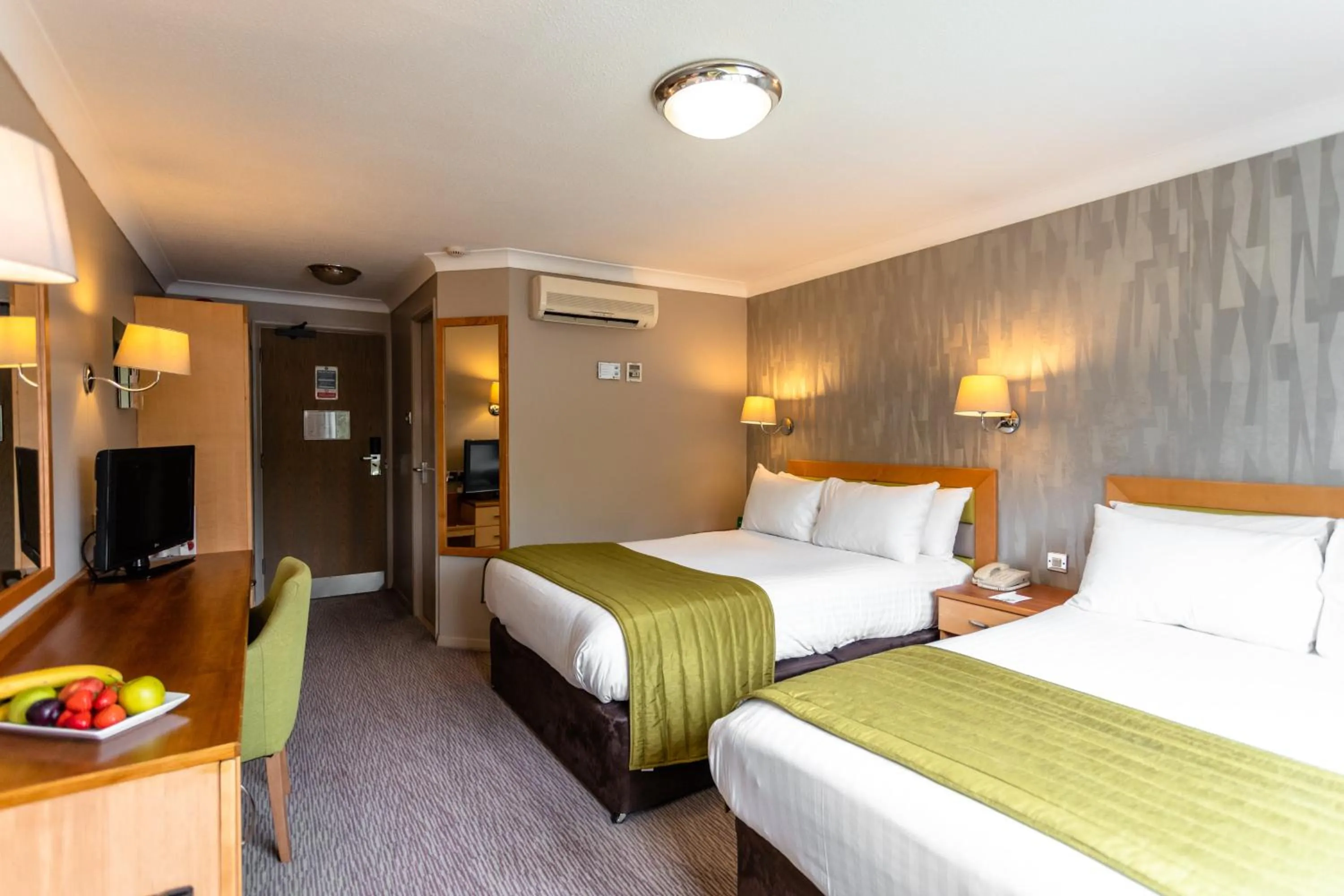 Photo of the whole room, Bed in Holiday Inn A55 Chester West by IHG