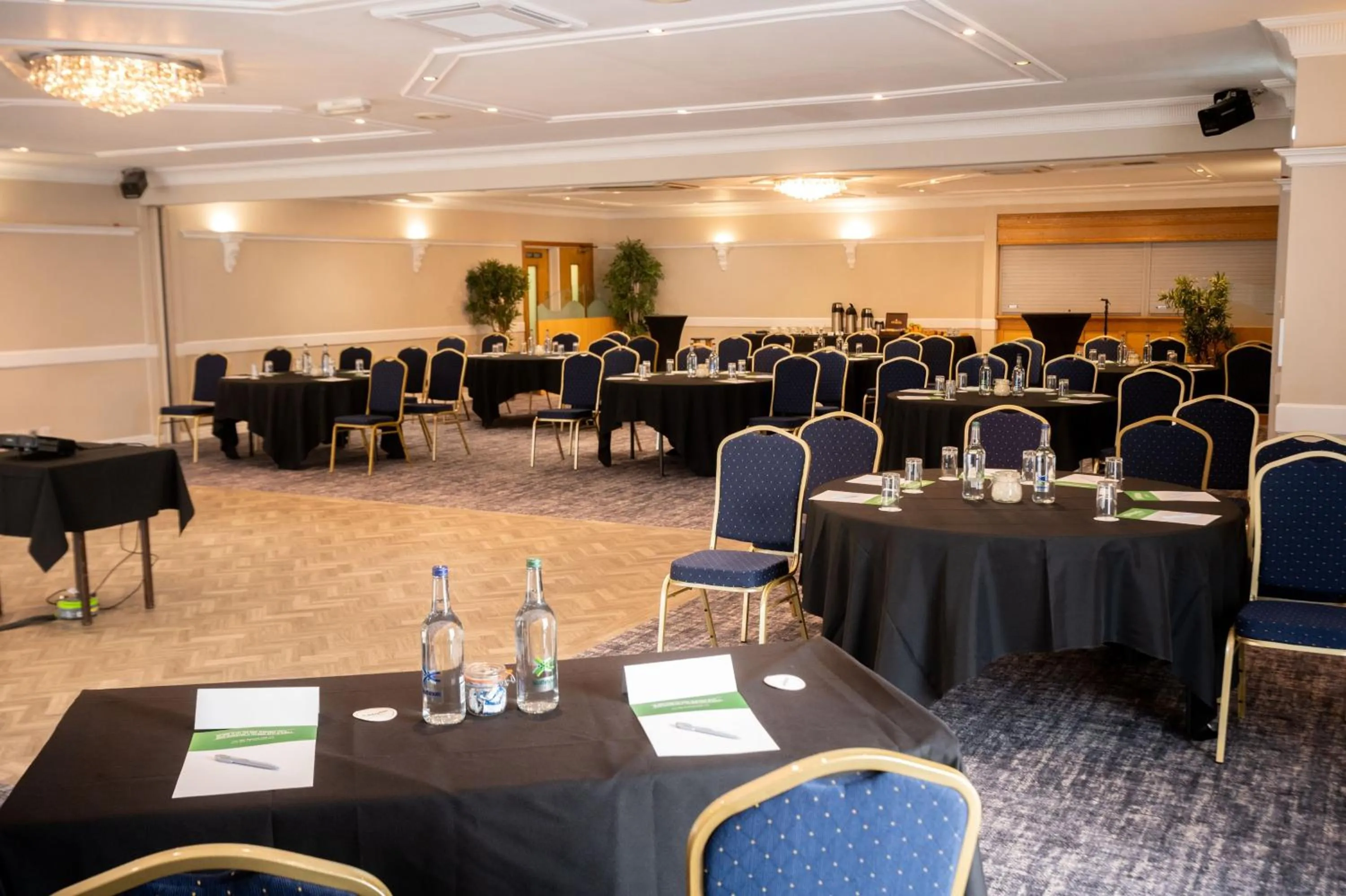 Meeting/conference room in Holiday Inn A55 Chester West by IHG